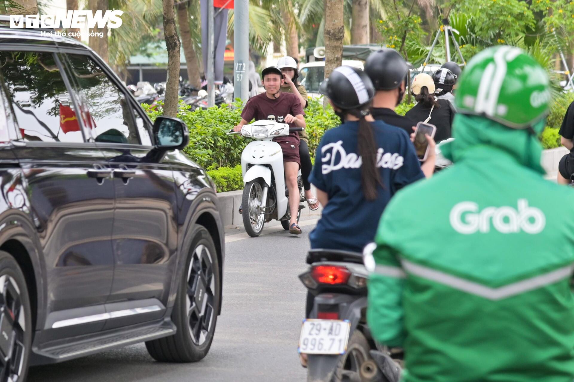 Hà Nội: Nhiều thanh niên rồ ga, quay xe chạy khi thấy CSGT nhưng không thoát - 4