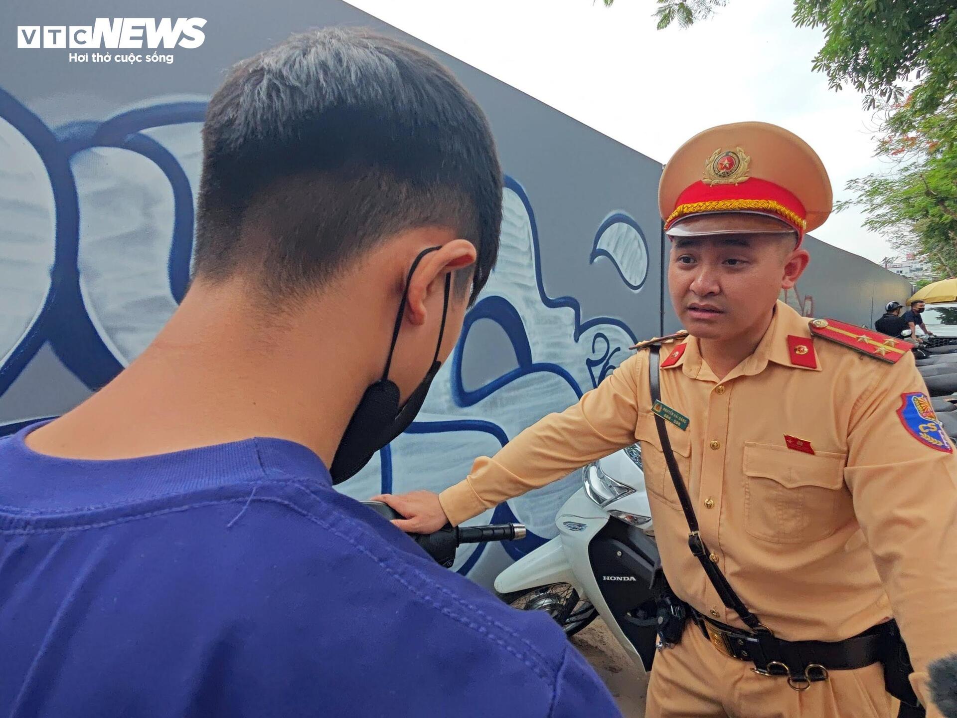 Hà Nội: Nhiều thanh niên rồ ga, quay xe chạy khi thấy CSGT nhưng không thoát - 6