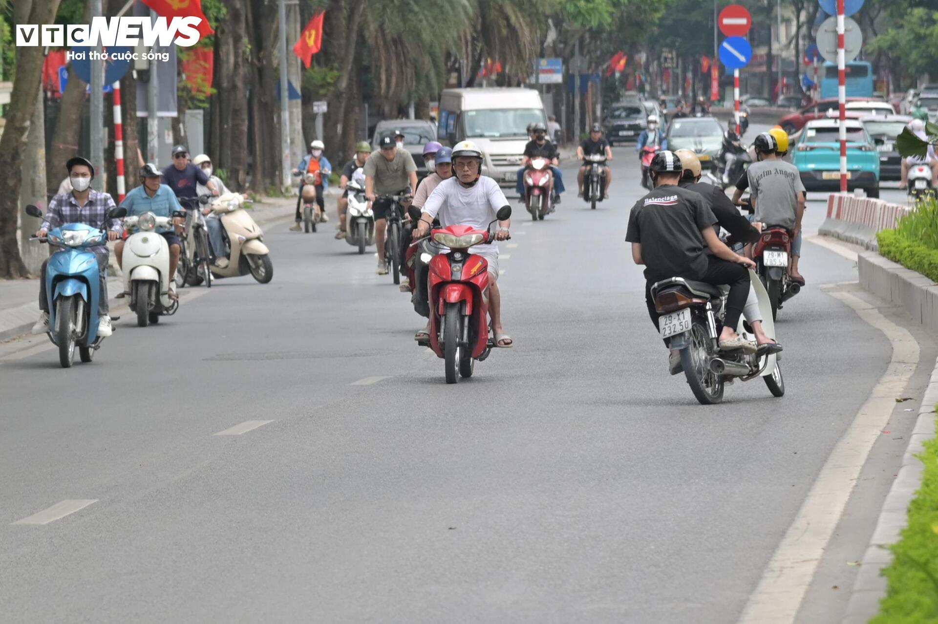 Hà Nội: Nhiều thanh niên rồ ga, quay xe chạy khi thấy CSGT nhưng không thoát - 7