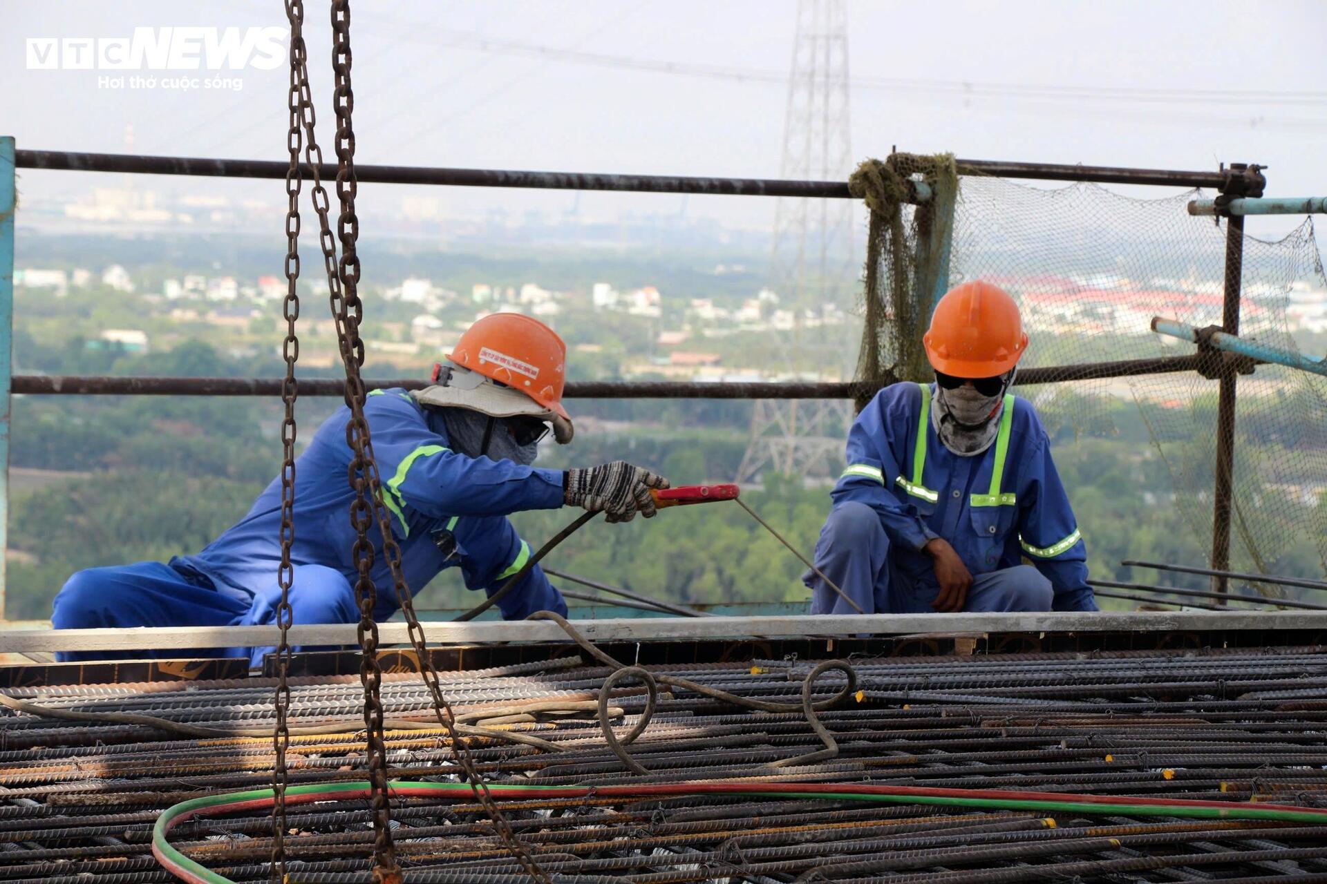 Công trường TP Đồng Nai thi công xuyên lễ 30/4, tăng tốc loạt dự án trọng điểm - 2