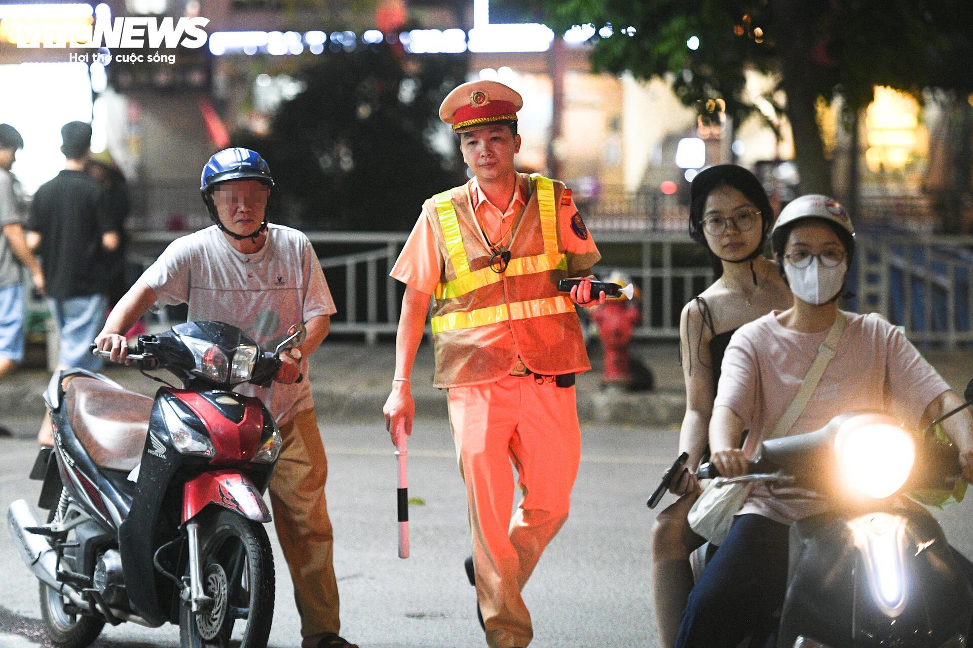 Người đàn ông xách can rượu, bỏ xe máy rời đi khi bị phạt nồng độ cồn kịch khung - 11