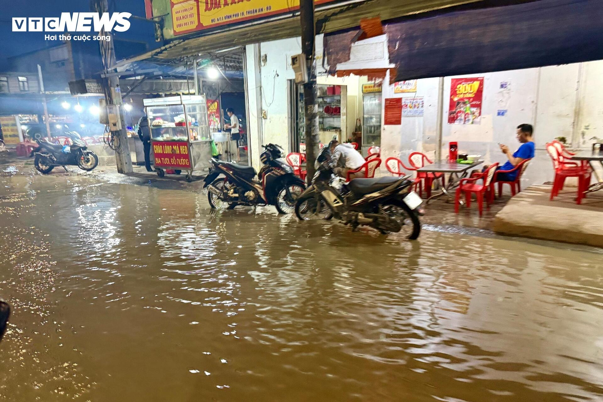 TP.HCM mưa lớn sau chuỗi ngày nắng nóng, nhiều đường ngập sâu, kẹt xe kéo dài - 13
