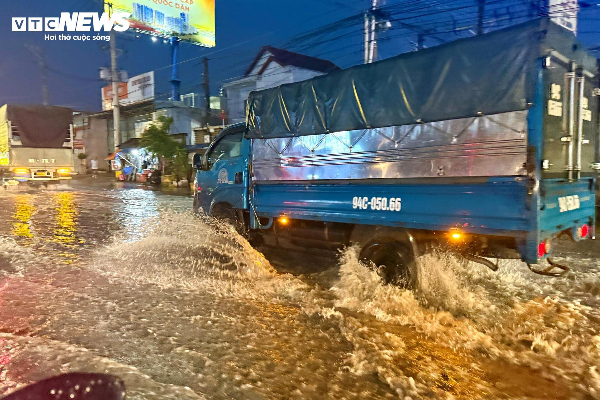 TP.HCM mưa lớn sau chuỗi ngày nắng nóng, nhiều đường ngập sâu, kẹt xe kéo dài - 11