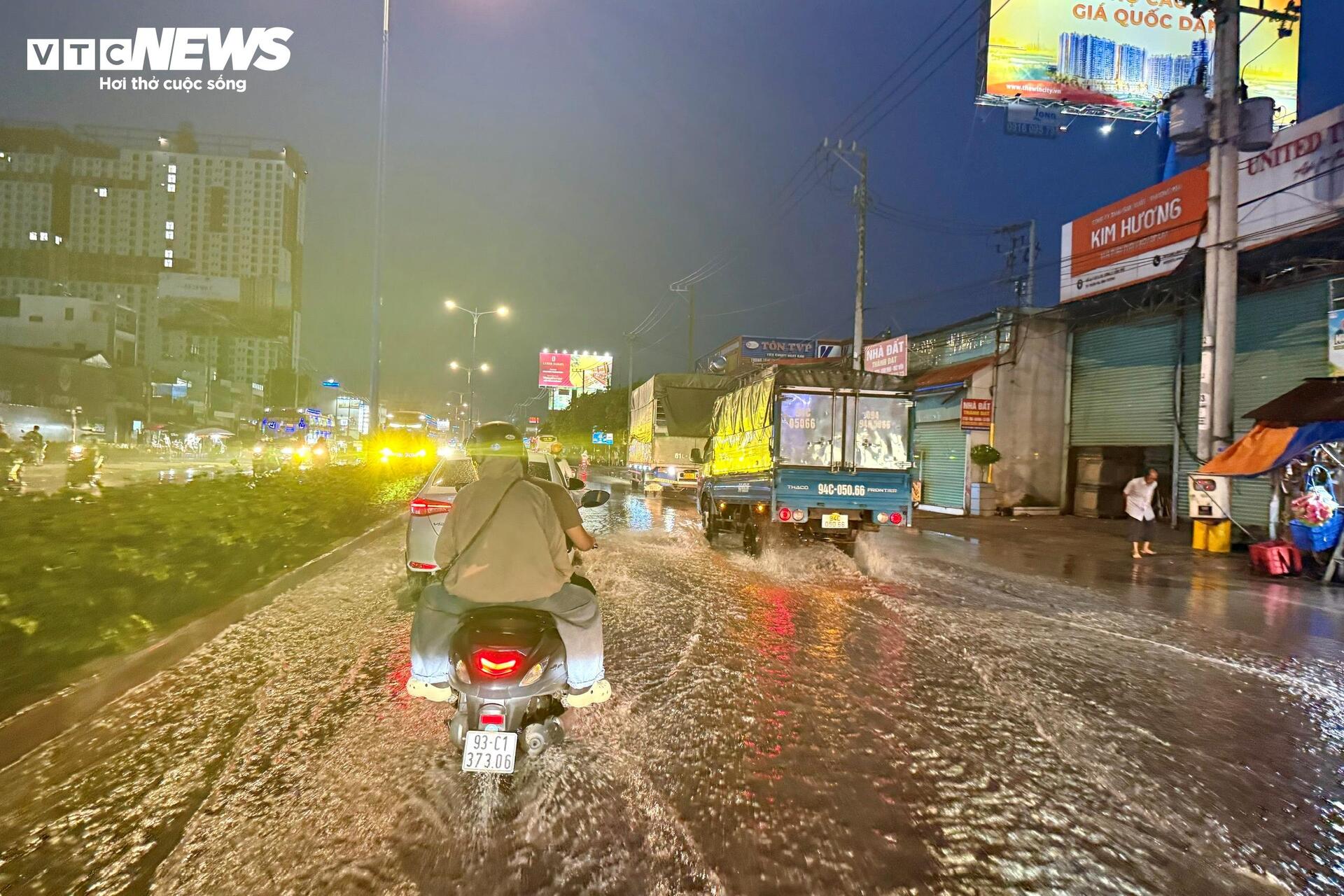 TP.HCM mưa lớn sau chuỗi ngày nắng nóng, nhiều đường ngập sâu, kẹt xe kéo dài - 10