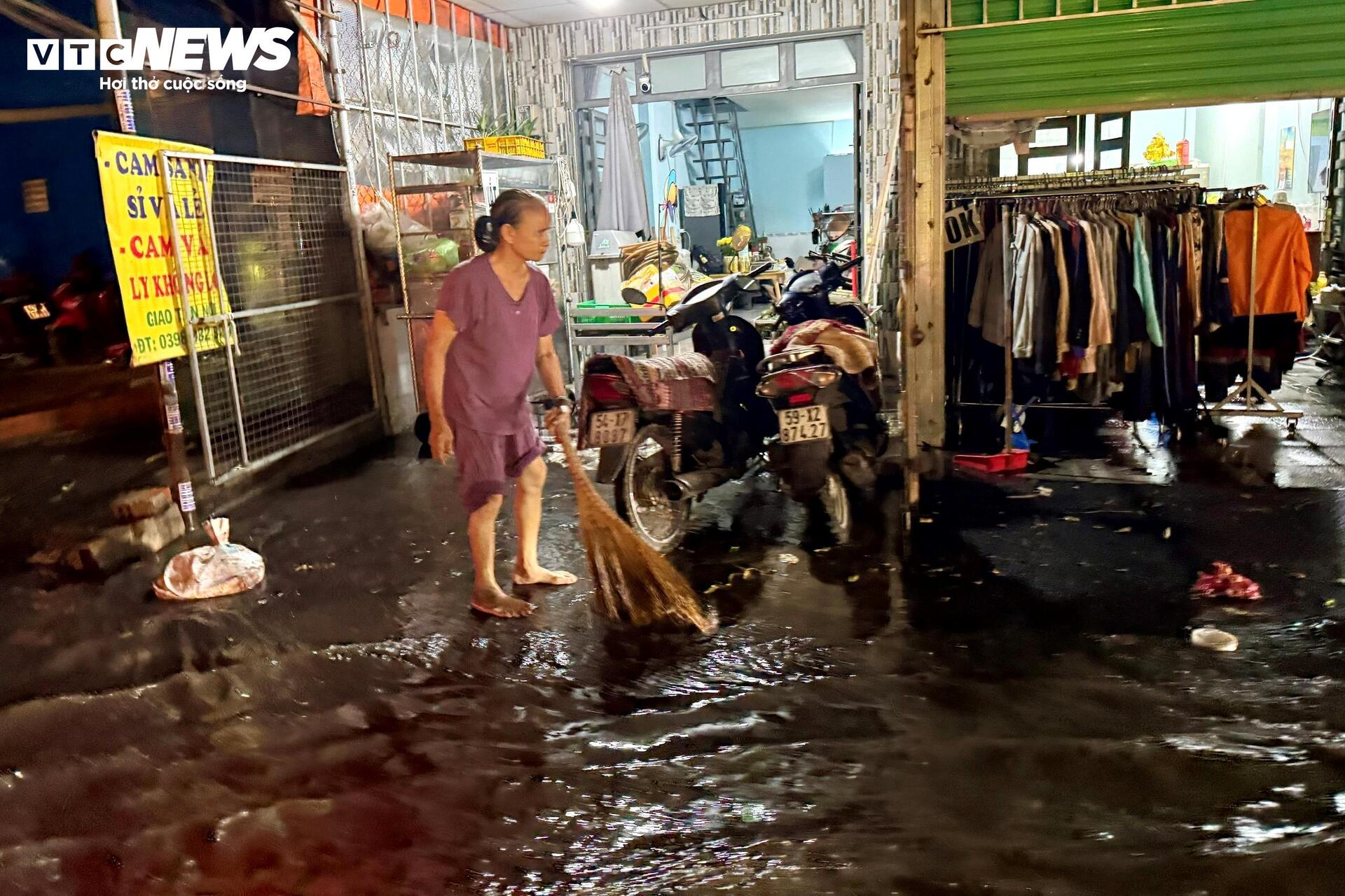 TP.HCM mưa lớn sau chuỗi ngày nắng nóng, nhiều đường ngập sâu, kẹt xe kéo dài - 6