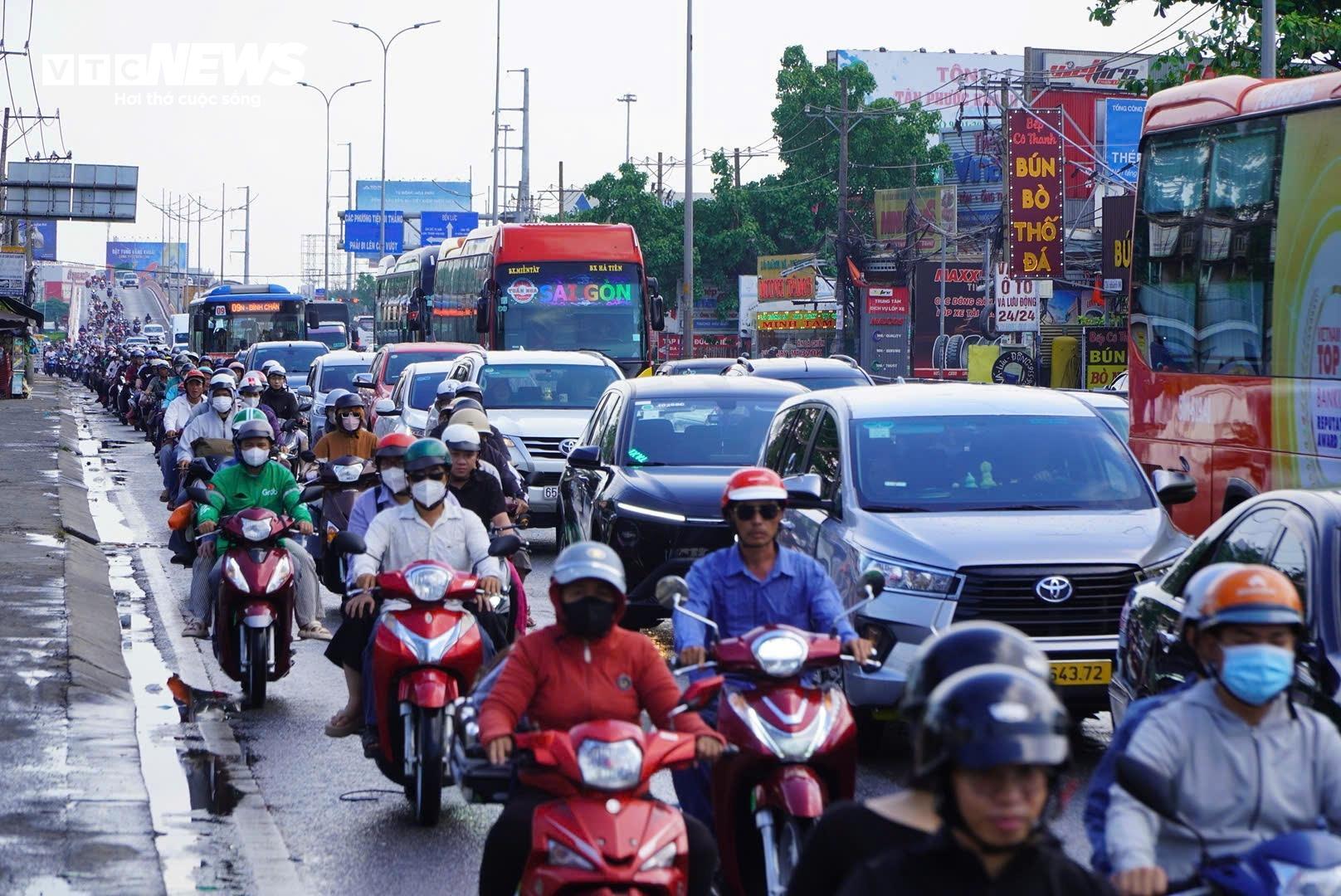 Cửa ngõ, bến phà TP.HCM ngày cuối nghỉ lễ: Nơi đông đúc, chỗ thông thoáng - 10