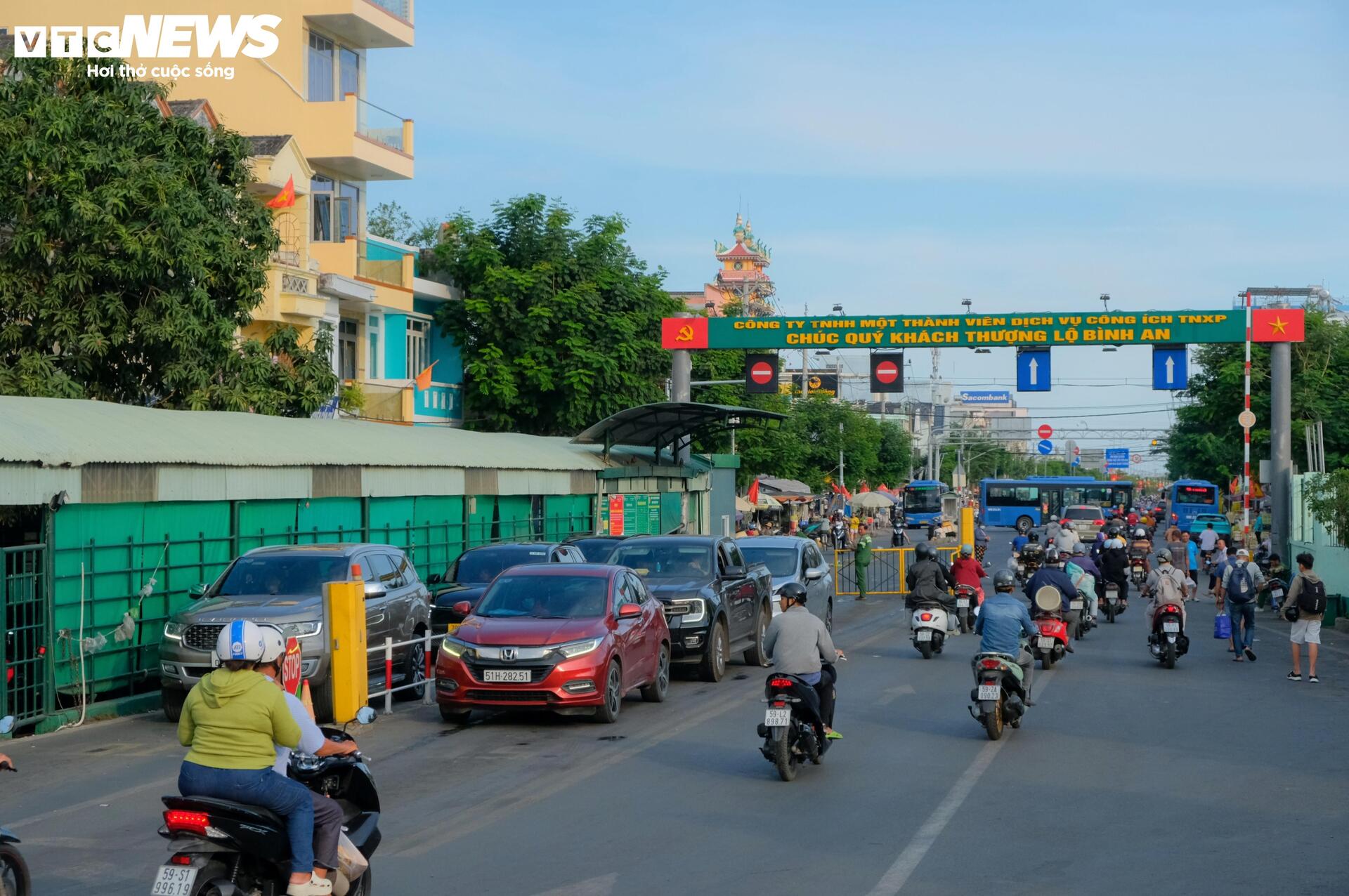 Cửa ngõ, bến phà TP.HCM ngày cuối nghỉ lễ: Nơi đông đúc, chỗ thông thoáng - 8