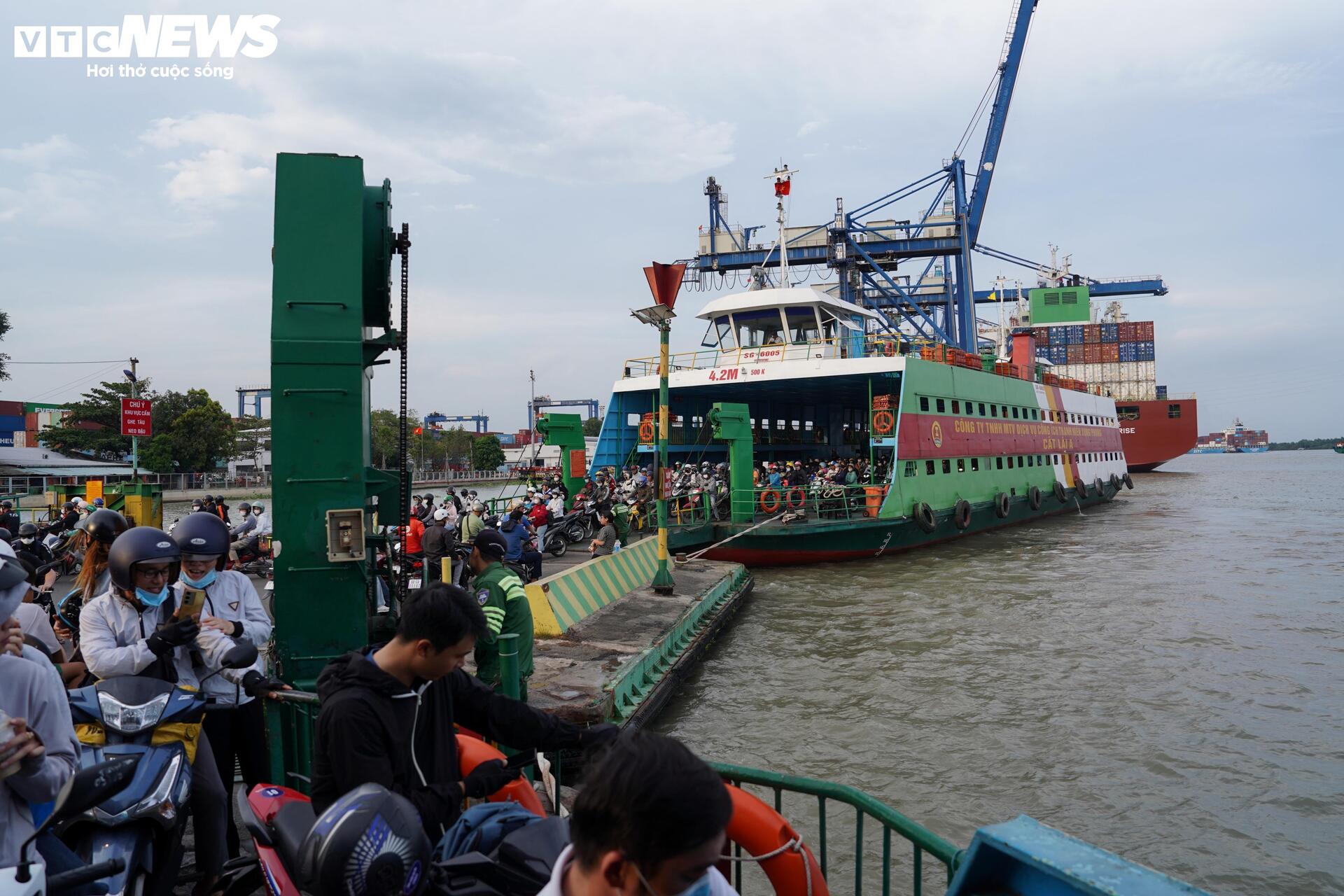 Cửa ngõ, bến phà TP.HCM ngày cuối nghỉ lễ: Nơi đông đúc, chỗ thông thoáng - 1