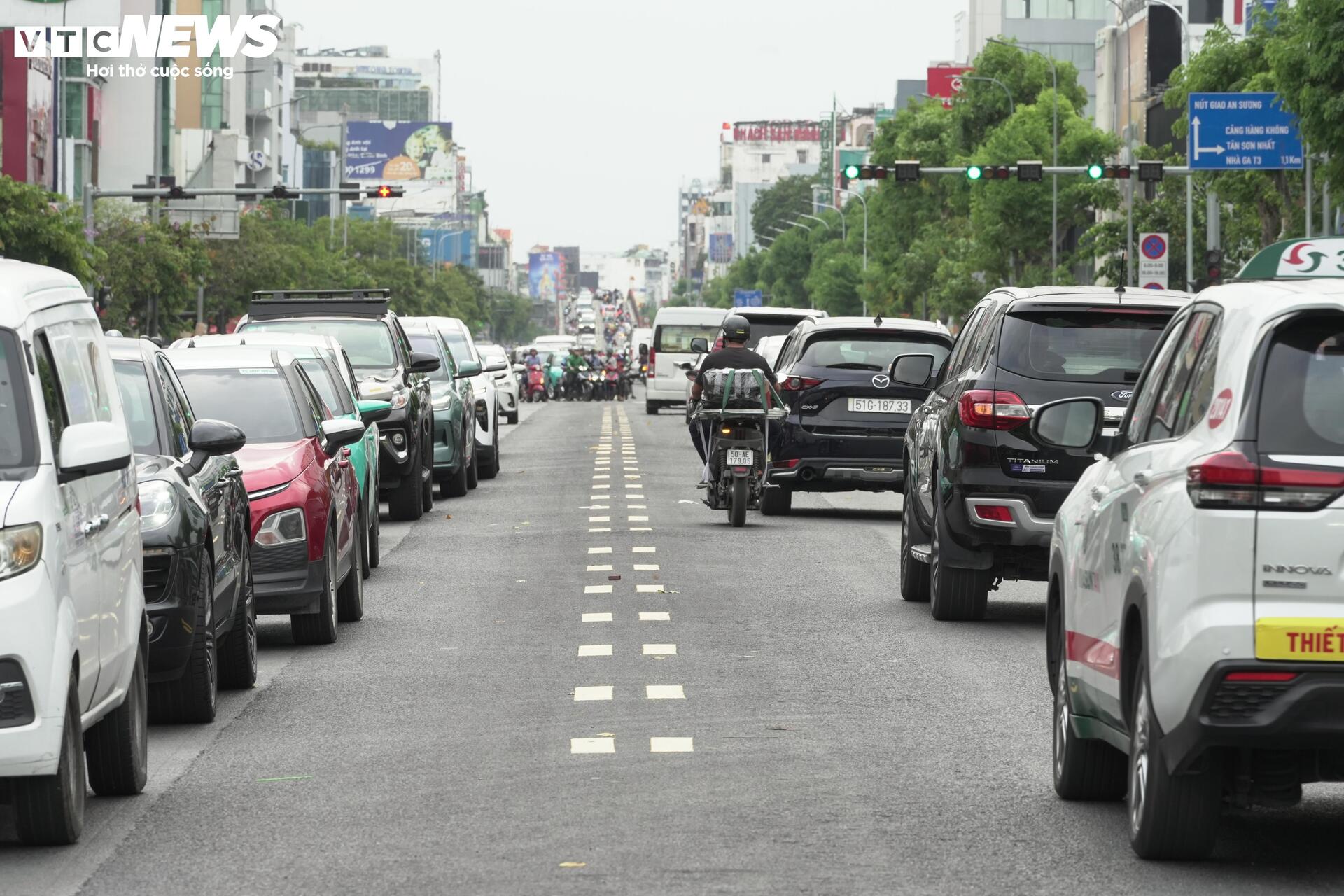 'Điểm đen' ùn tắc thông thoáng sau dỡ dải phân cách, tổ chức làn đảo chiều - 4