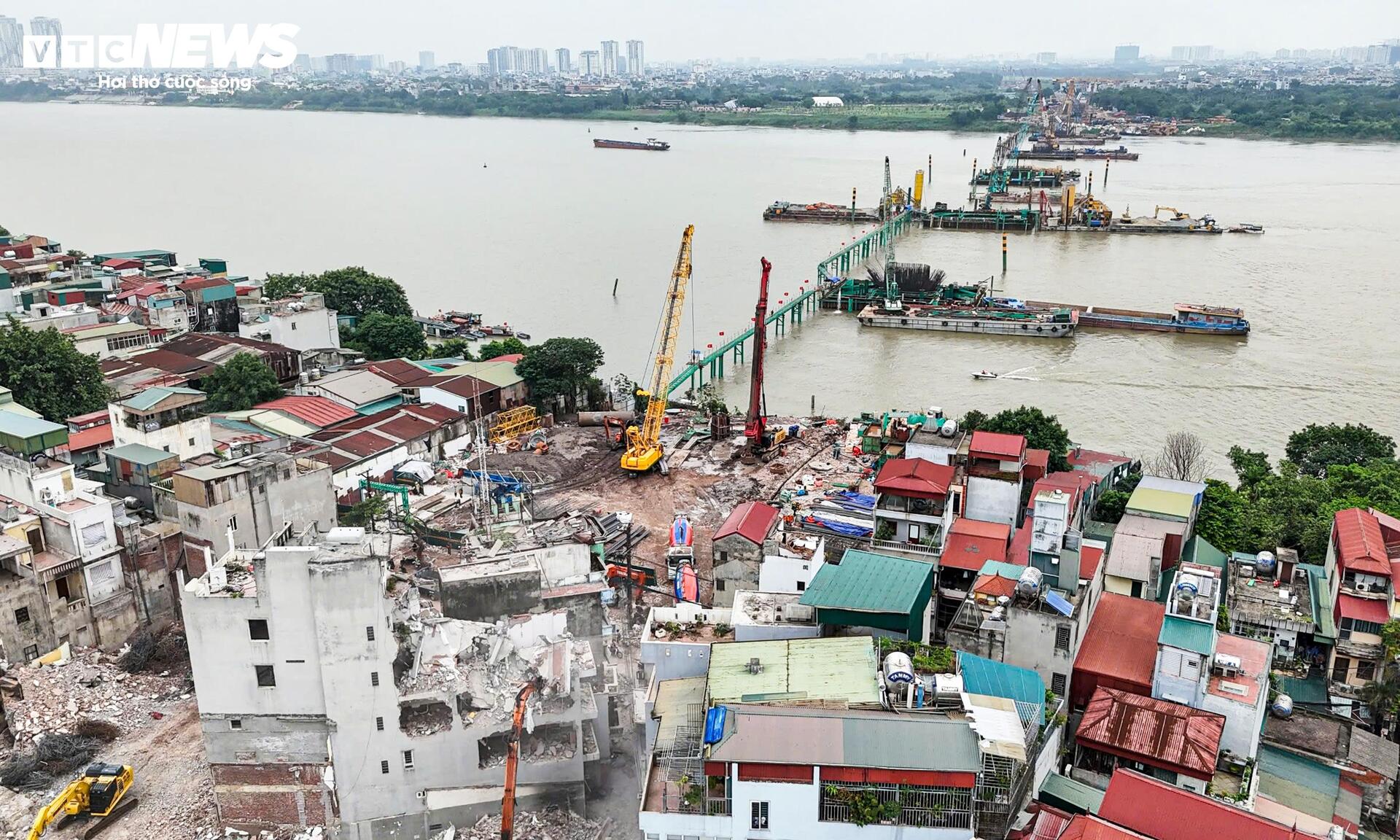 Người dân dọn nhà, dừng buôn bán 'mở đường' xây cầu vượt sông Hồng gần 16.000 tỷ - 1