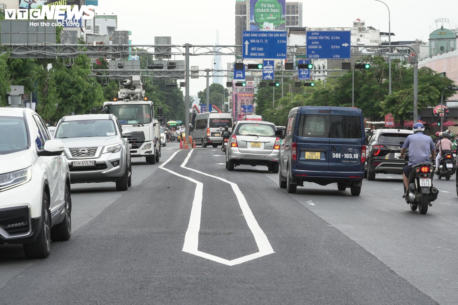 'Điểm đen' ùn tắc thông thoáng sau dỡ dải phân cách, tổ chức làn đảo chiều - 7