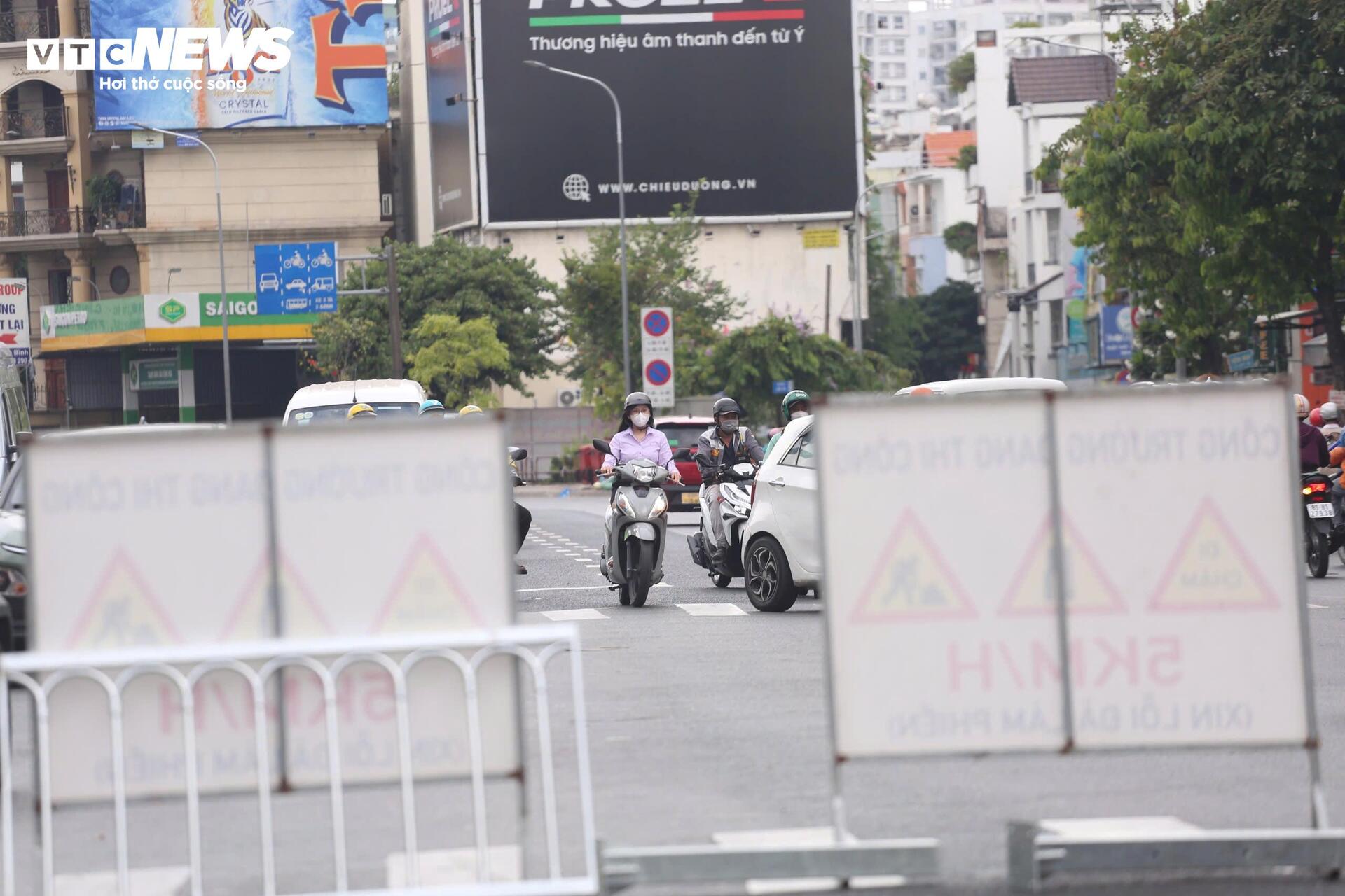 'Điểm đen' ùn tắc thông thoáng sau dỡ dải phân cách, tổ chức làn đảo chiều - 9