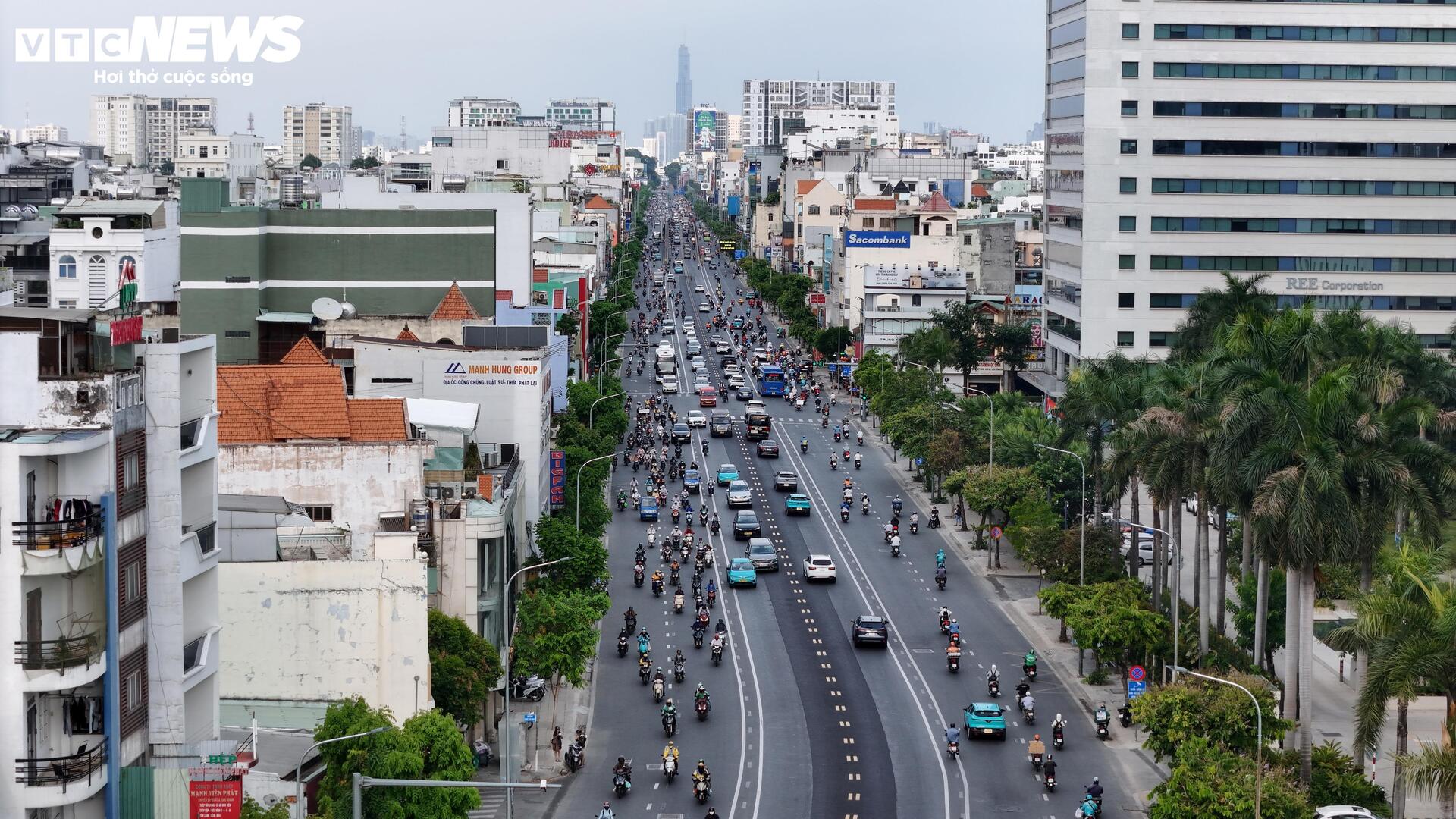 'Điểm đen' ùn tắc thông thoáng sau dỡ dải phân cách, tổ chức làn đảo chiều - 12
