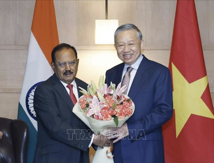 Cố vấn An ninh Quốc gia Ấn Độ Ajit Doval tặng hoa Tổng Bí thư, Chủ tịch nước Tô Lâm. (Ảnh: TTXVN)