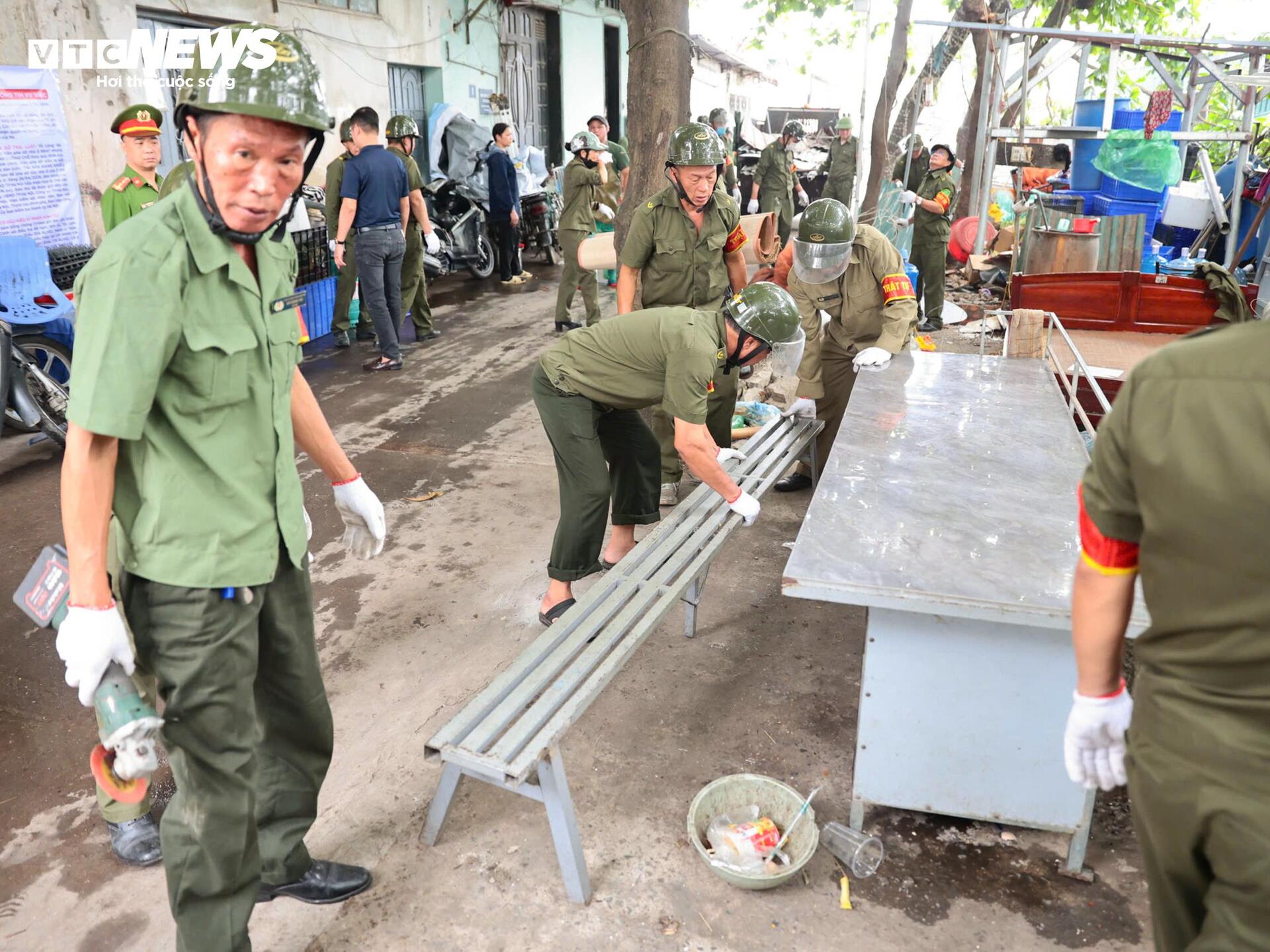 Bắt đầu tháo dỡ các hạng mục lấn chiếm quanh chợ cá tự phát lớn nhất Hà Nội - 9