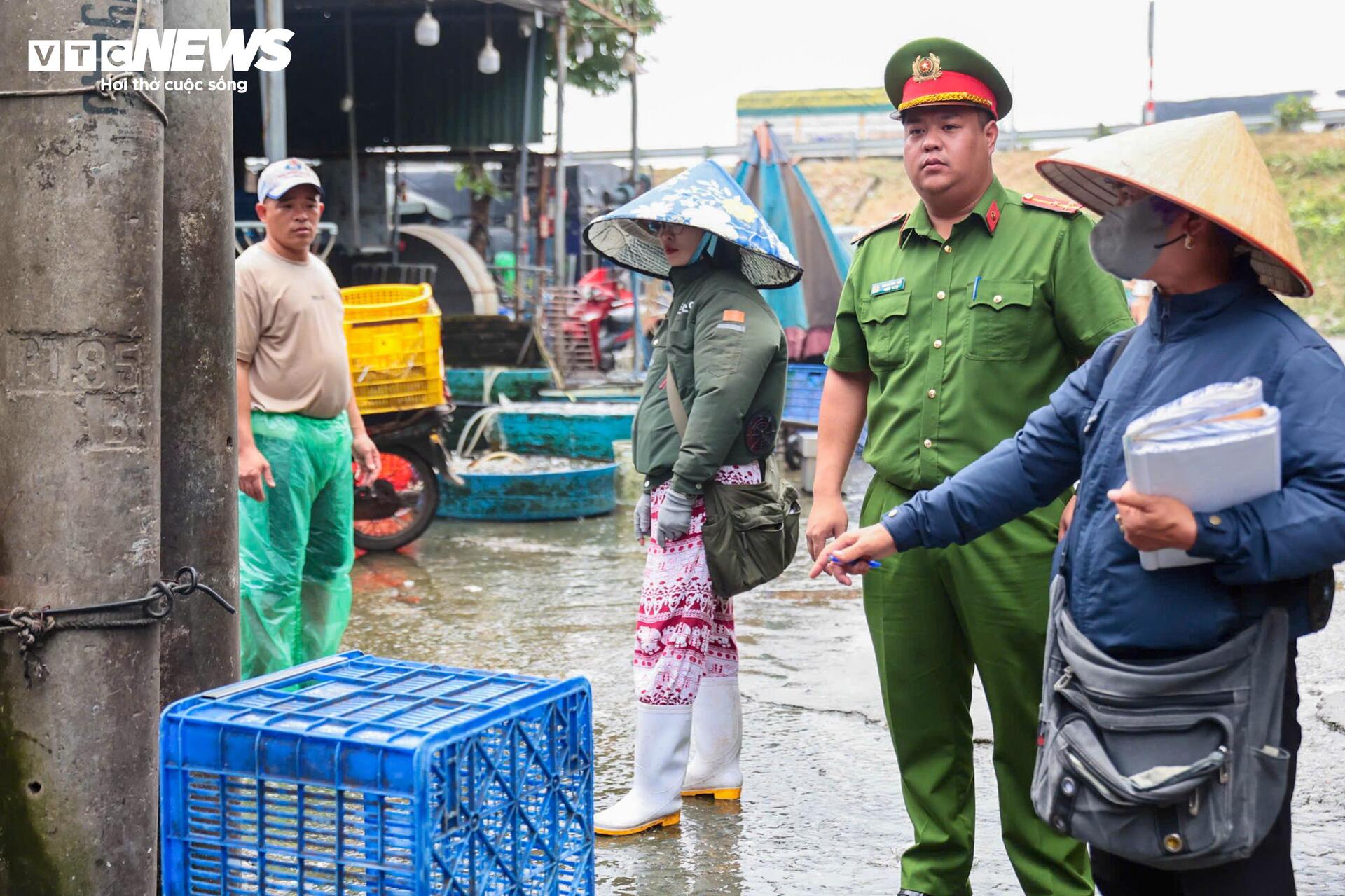Bắt đầu tháo dỡ các hạng mục lấn chiếm quanh chợ cá tự phát lớn nhất Hà Nội - 5