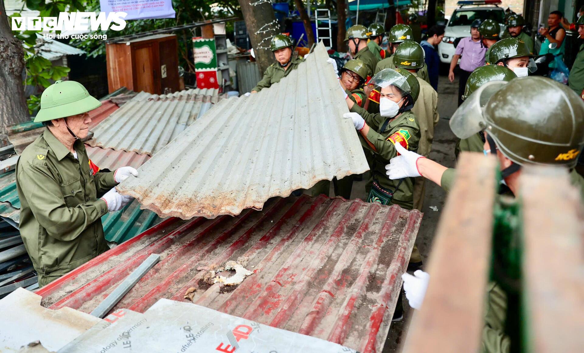 Bắt đầu tháo dỡ các hạng mục lấn chiếm quanh chợ cá tự phát lớn nhất Hà Nội - 11