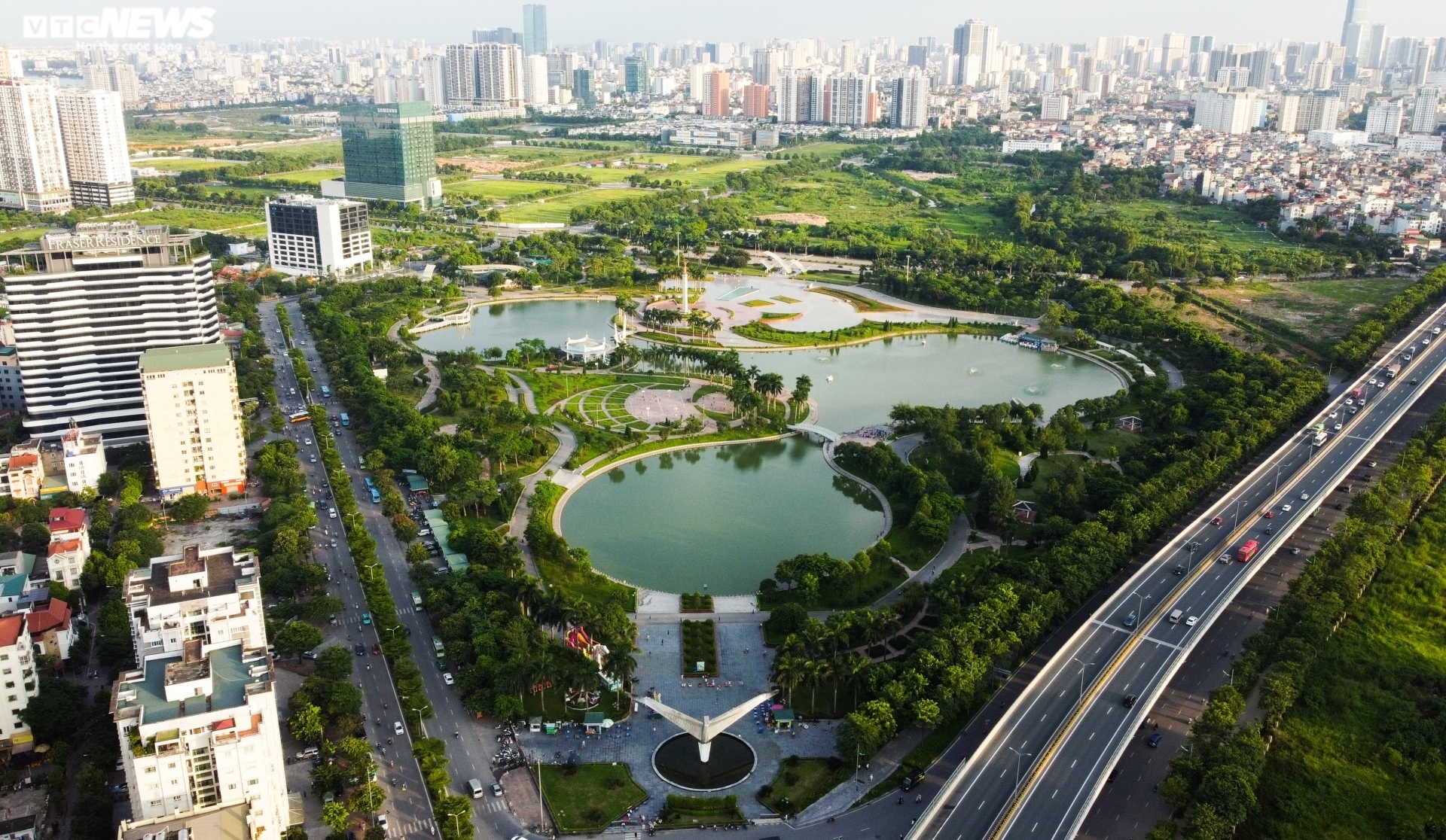 Không gian đô thị hiện đại với hạ tầng giao thông, cây xanh và khu dân cư được quy hoạch đồng bộ tại Hà Nội. Đây được xem là một trong những nền tảng để hình thành mô hình “phường, xã xã hội chủ nghĩa” trong tương lai.