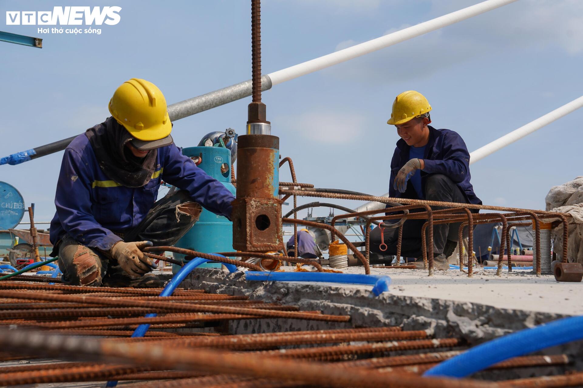 Tấp nập thi công 'nút thắt' cuối của cao tốc Bến Lức - Long Thành - 11