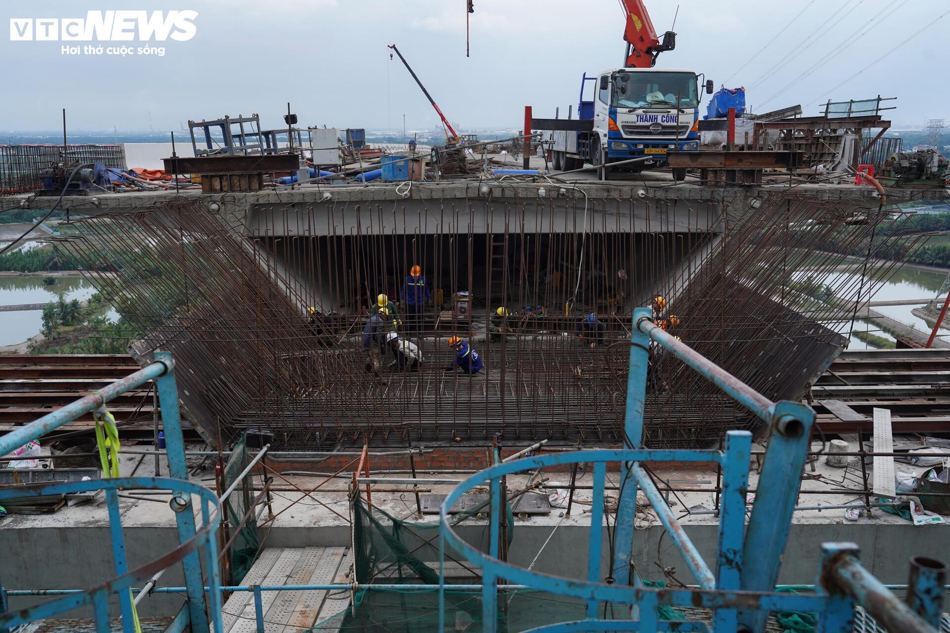 Tấp nập thi công 'nút thắt' cuối của cao tốc Bến Lức - Long Thành - 12