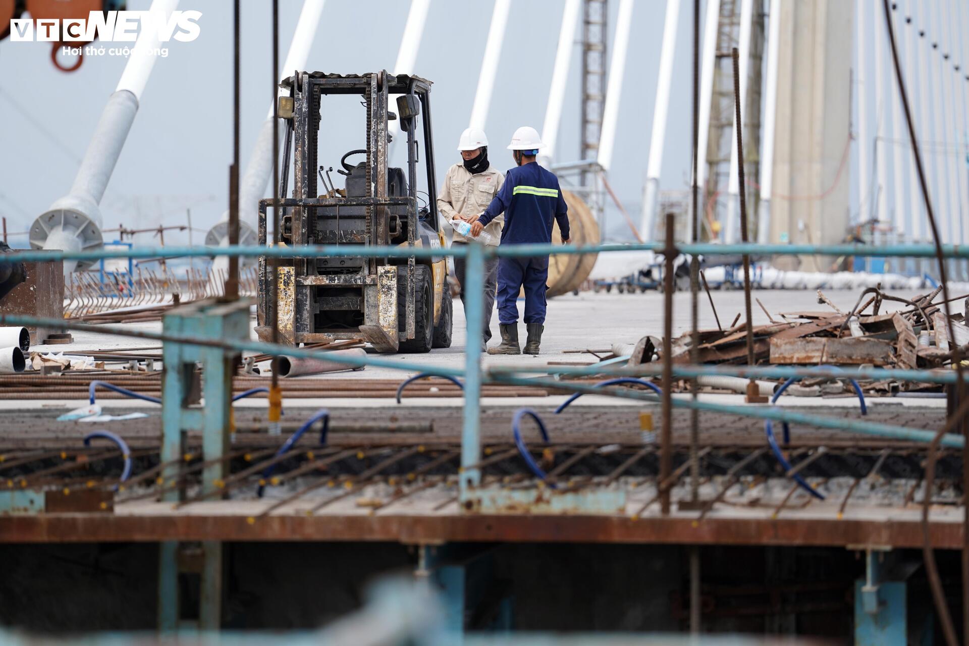 Tấp nập thi công 'nút thắt' cuối của cao tốc Bến Lức - Long Thành - 14