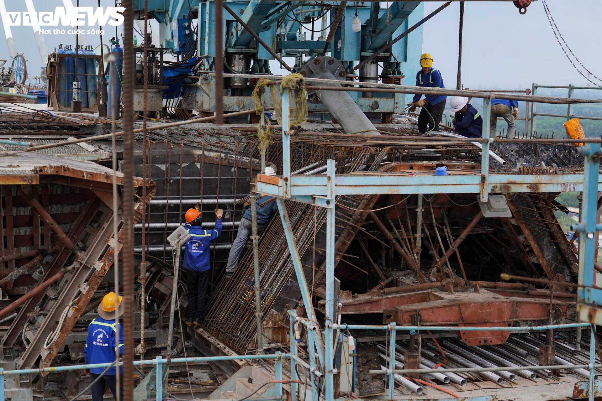 Tấp nập thi công 'nút thắt' cuối của cao tốc Bến Lức - Long Thành - 5