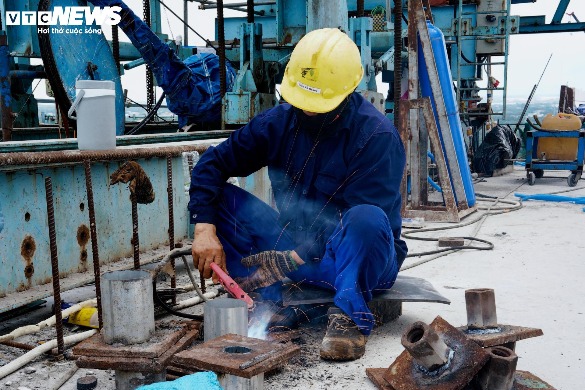 Tấp nập thi công 'nút thắt' cuối của cao tốc Bến Lức - Long Thành - 6