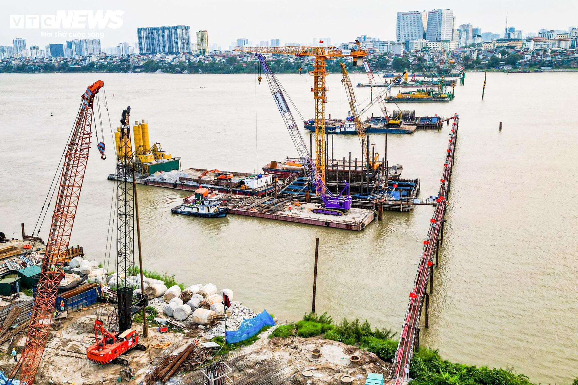 Tấp nập thi công cầu vượt sông Hồng gần 16.000 tỷ đồng - 4