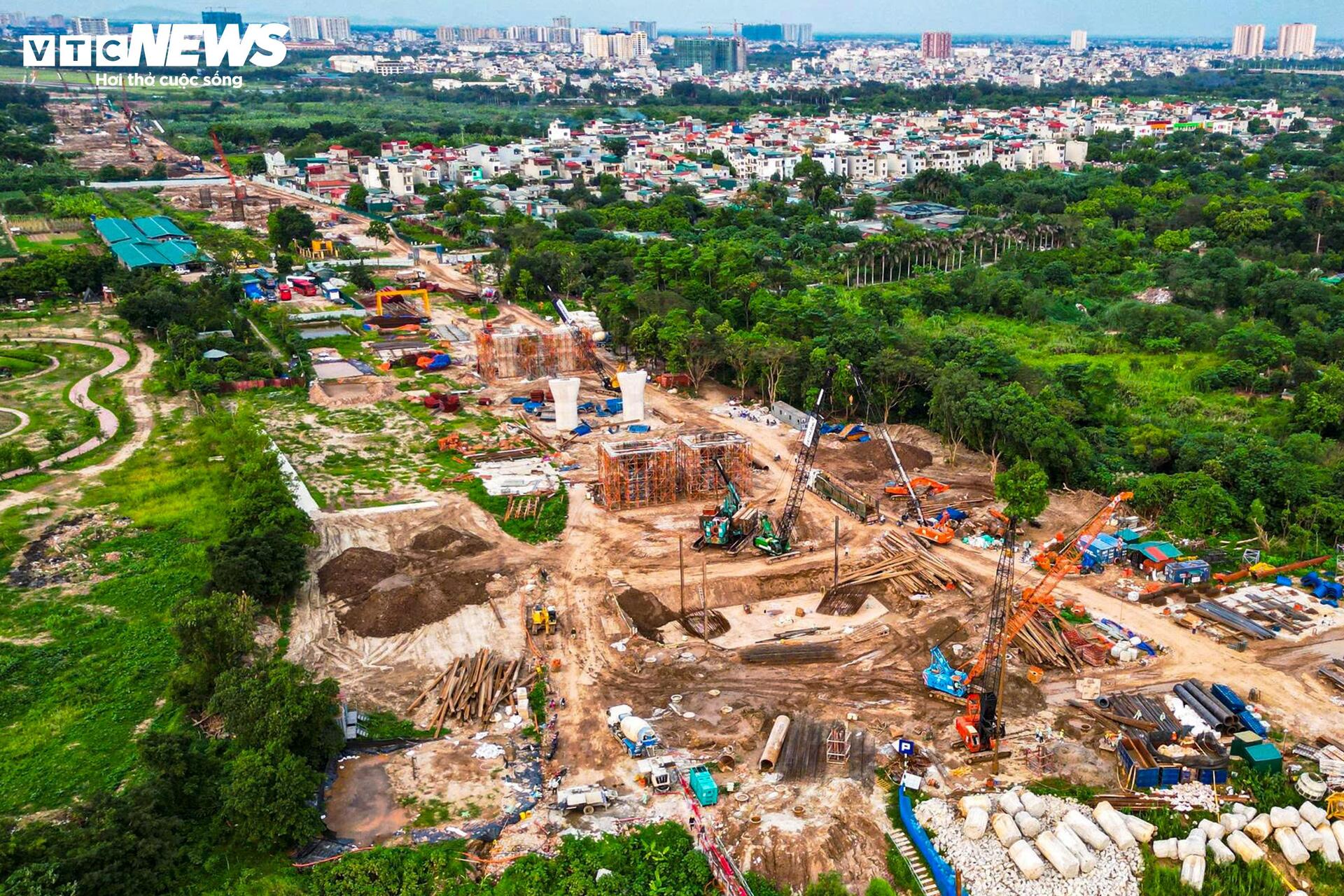 Tấp nập thi công cầu vượt sông Hồng gần 16.000 tỷ đồng - 8