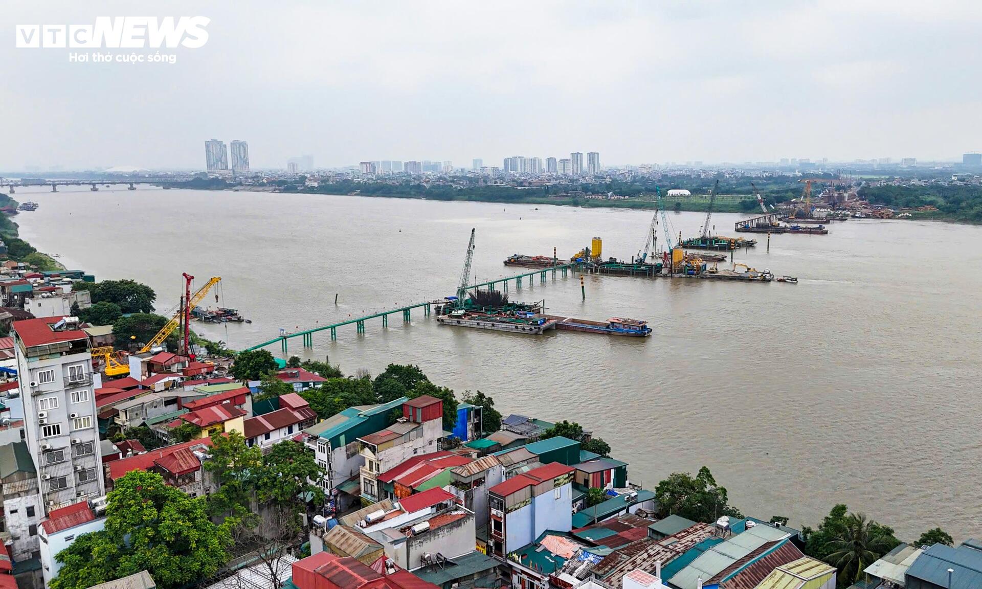 Tấp nập thi công cầu vượt sông Hồng gần 16.000 tỷ đồng - 1