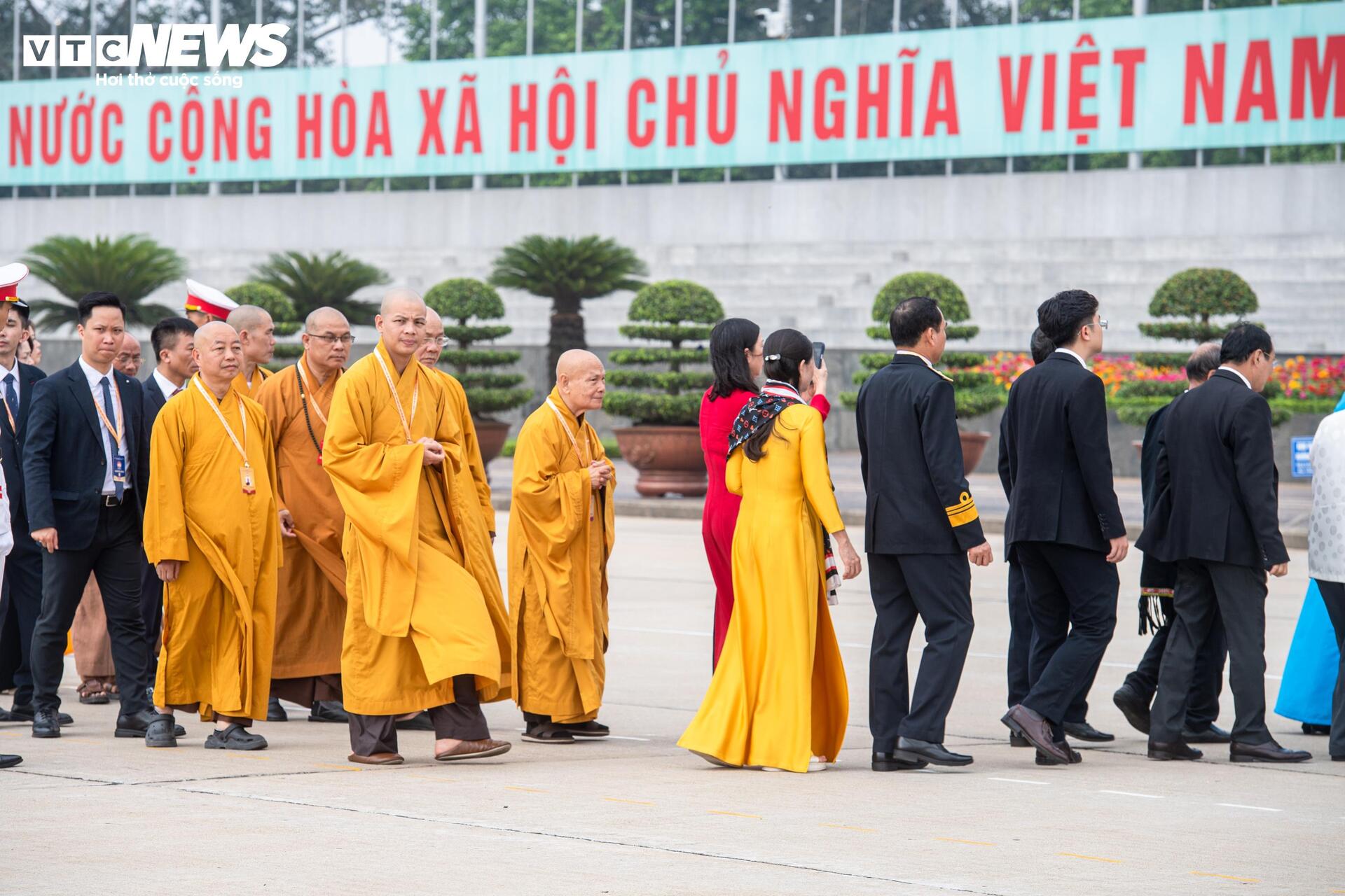 Đại biểu dự Đại hội MTTQ Việt Nam lần thứ XI vào Lăng viếng Chủ tịch Hồ Chí Minh - 12