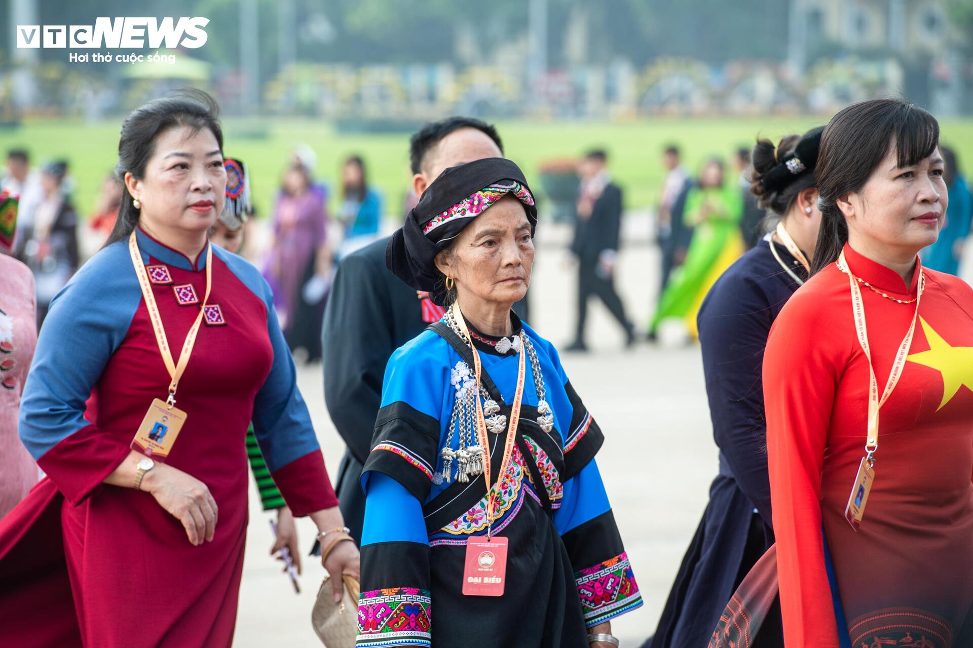 Đại biểu dự Đại hội MTTQ Việt Nam lần thứ XI vào Lăng viếng Chủ tịch Hồ Chí Minh - 10