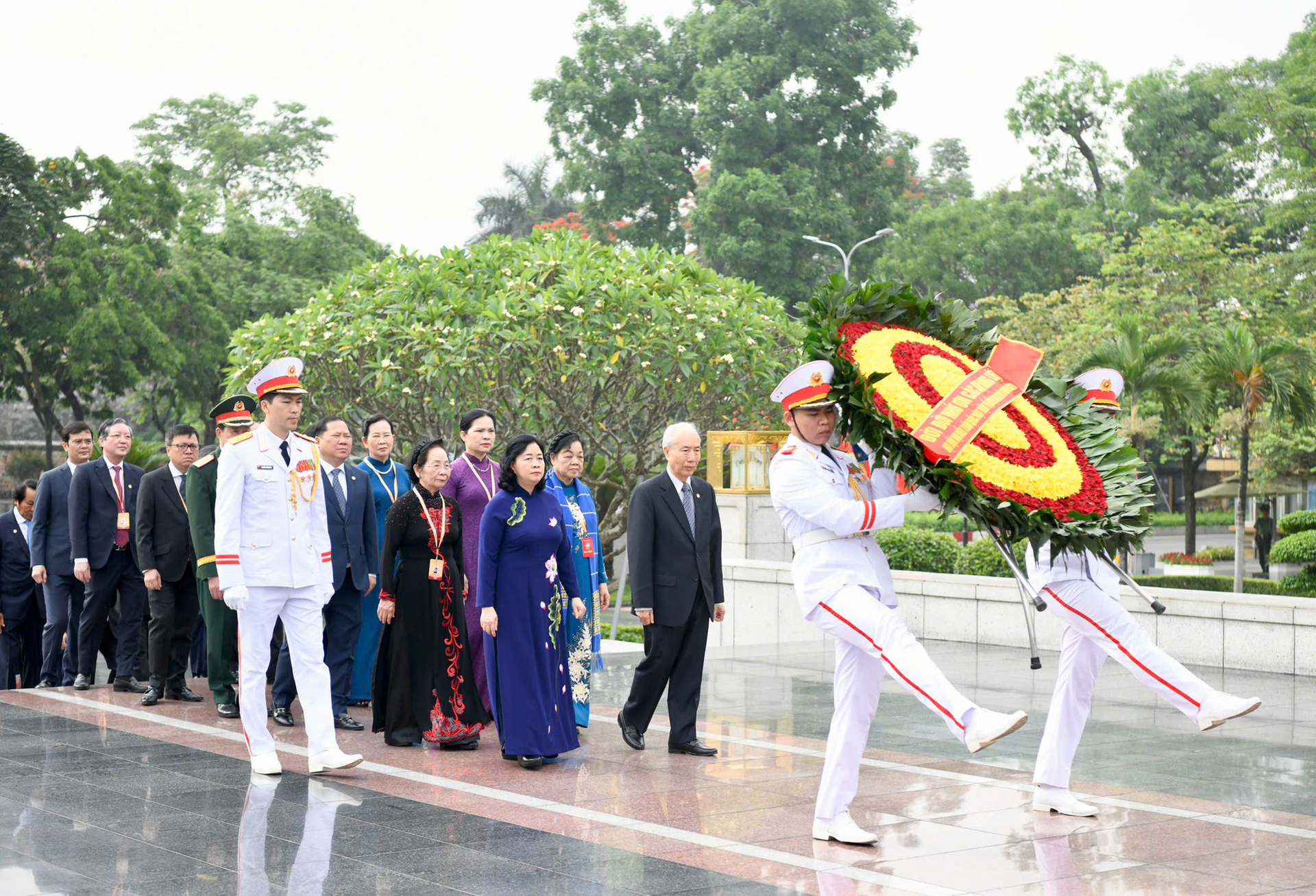 Đại biểu dự Đại hội MTTQ Việt Nam lần thứ XI vào Lăng viếng Chủ tịch Hồ Chí Minh - 14