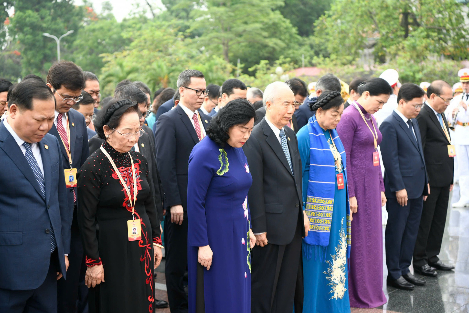 Đại biểu dự Đại hội MTTQ Việt Nam lần thứ XI vào Lăng viếng Chủ tịch Hồ Chí Minh - 15