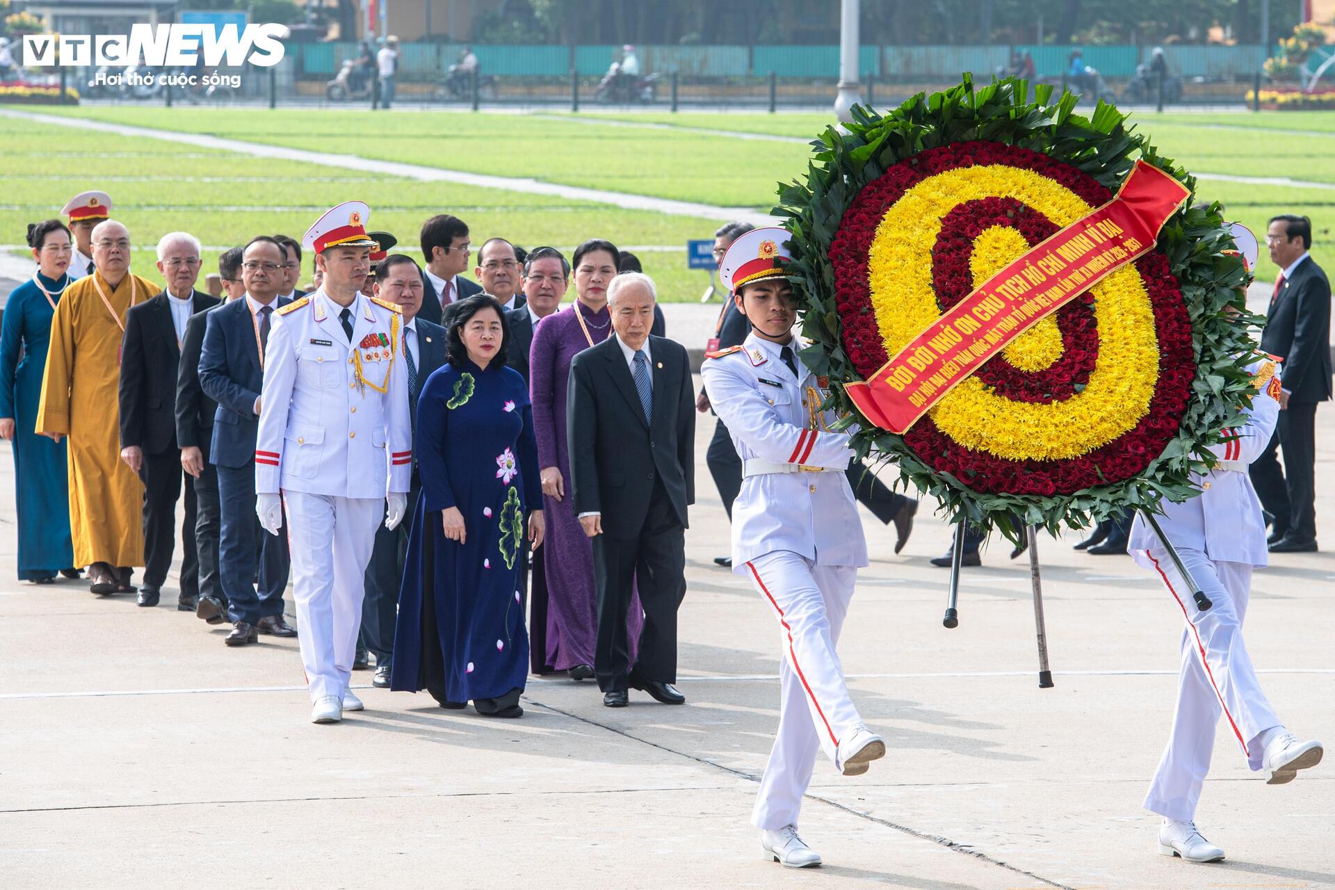 Đại biểu dự Đại hội MTTQ Việt Nam lần thứ XI vào Lăng viếng Chủ tịch Hồ Chí Minh - 2