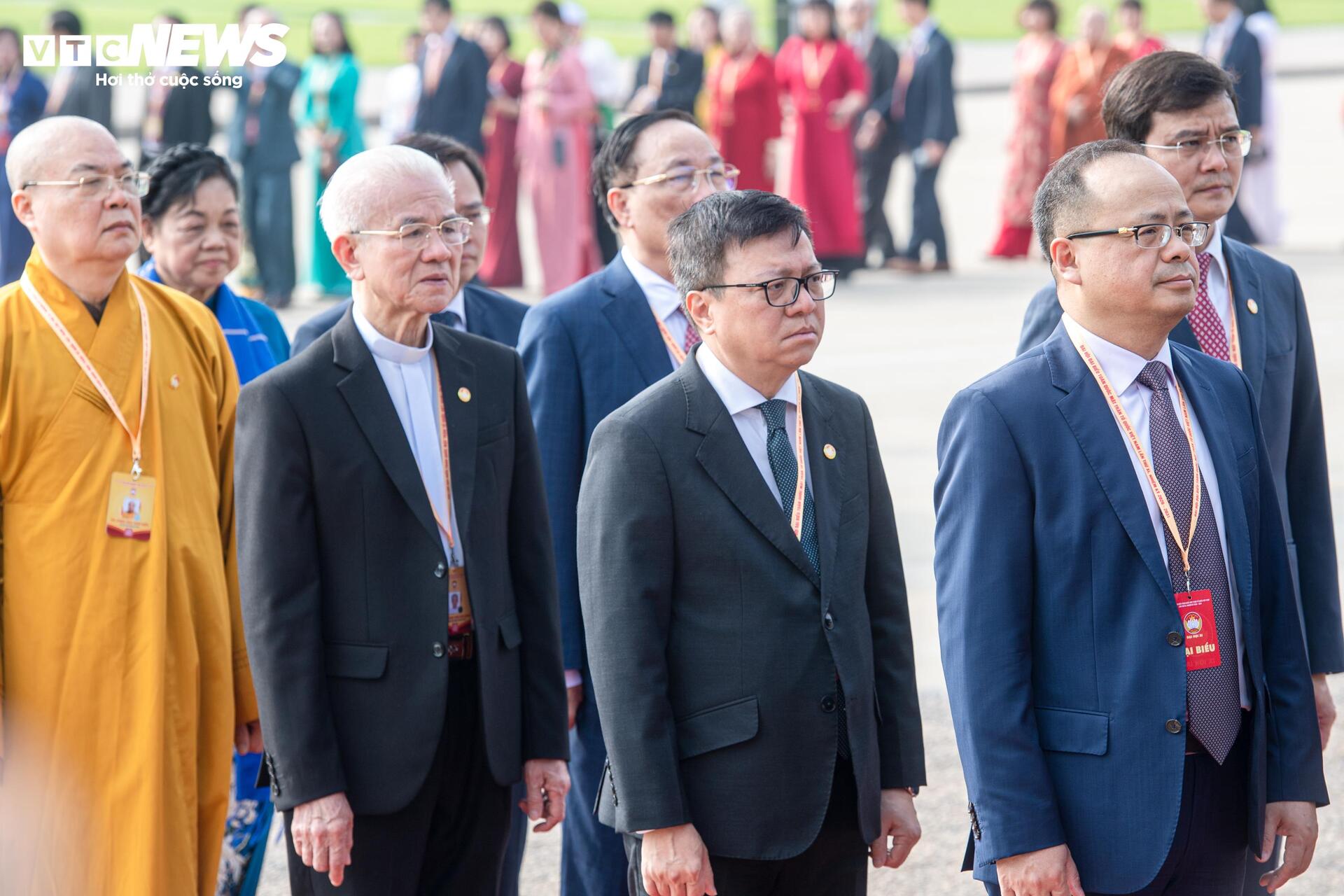 Đại biểu dự Đại hội MTTQ Việt Nam lần thứ XI vào Lăng viếng Chủ tịch Hồ Chí Minh - 4