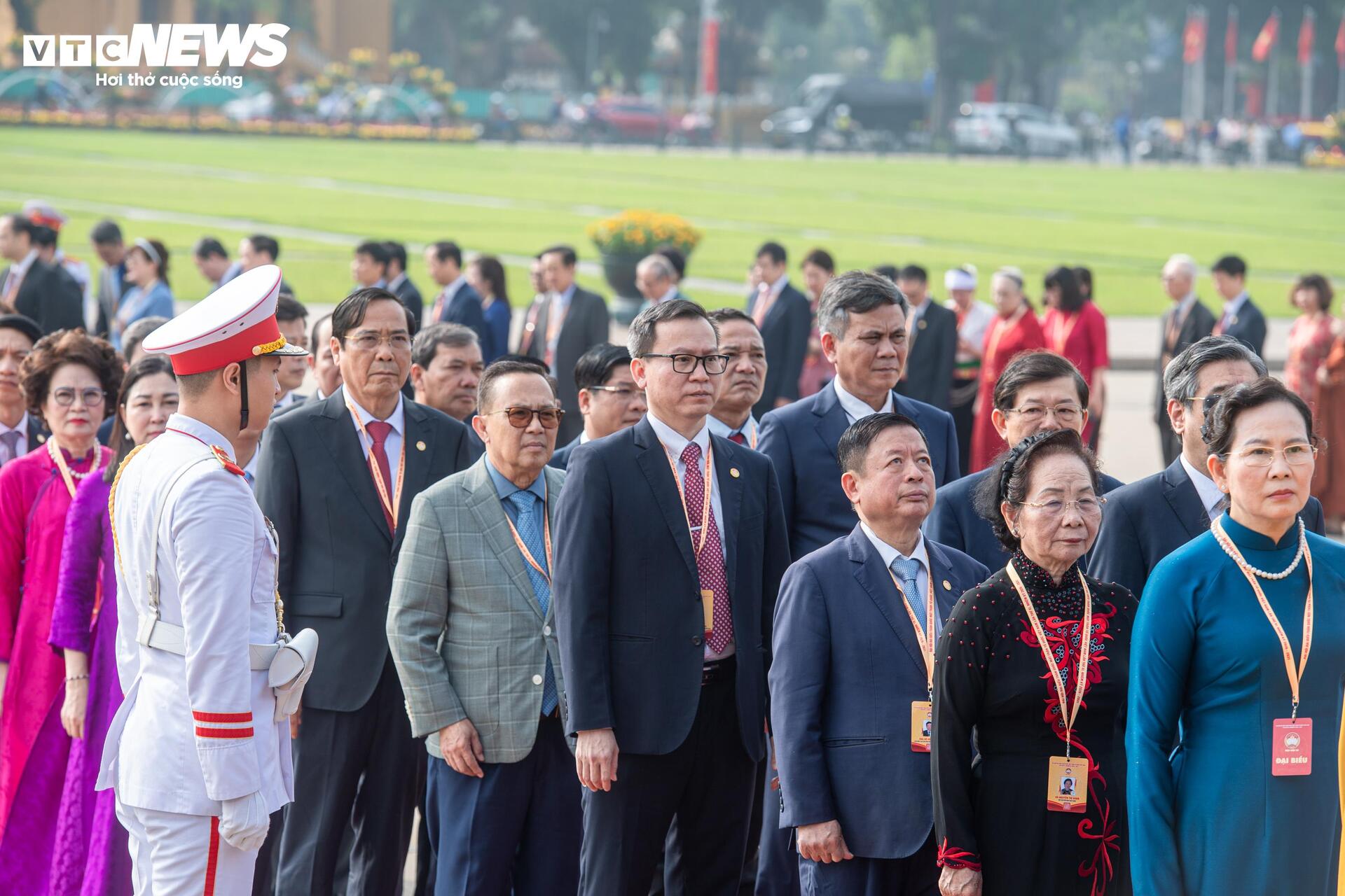 Đại biểu dự Đại hội MTTQ Việt Nam lần thứ XI vào Lăng viếng Chủ tịch Hồ Chí Minh - 8