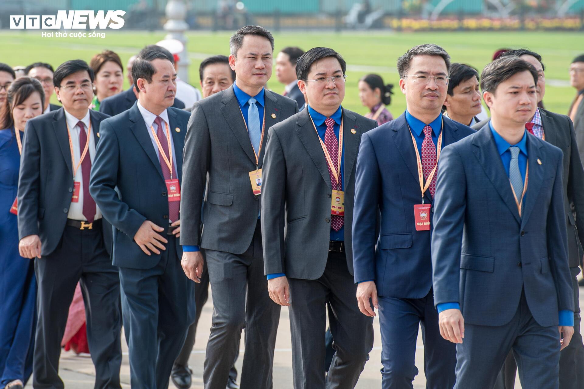Đại biểu dự Đại hội MTTQ Việt Nam lần thứ XI vào Lăng viếng Chủ tịch Hồ Chí Minh - 7