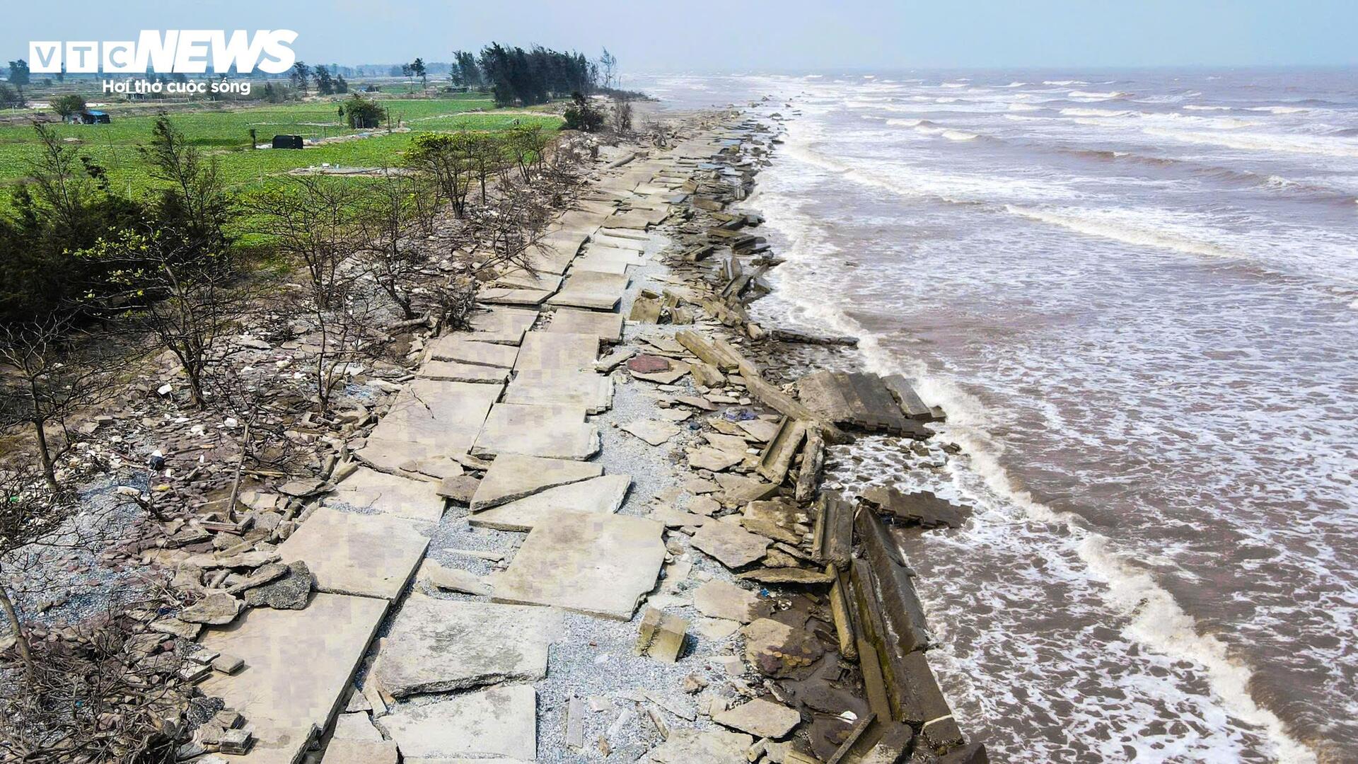 Khu du lịch sinh thái biển Rạng Đông (xã Rạng Đông, tỉnh Ninh Bình) từng là điểm vui chơi, tắm biển quen thuộc của người dân mỗi dịp hè. Tuy nhiên, nhiều năm qua, nơi đây trở nên xơ xác sau sự cố sập kè chắn sóng kéo dài hàng trăm mét.