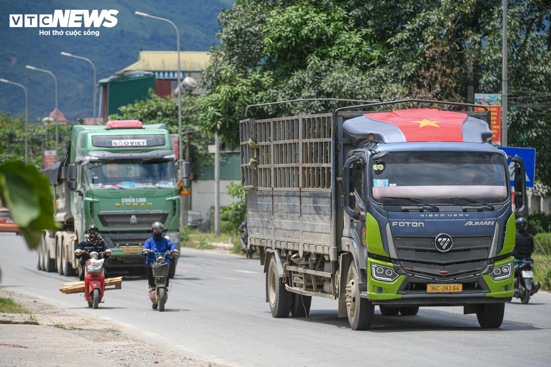 CSGT đội nắng gần 40°C xử lý xe quá tải trên đường Hồ Chí Minh - 2
