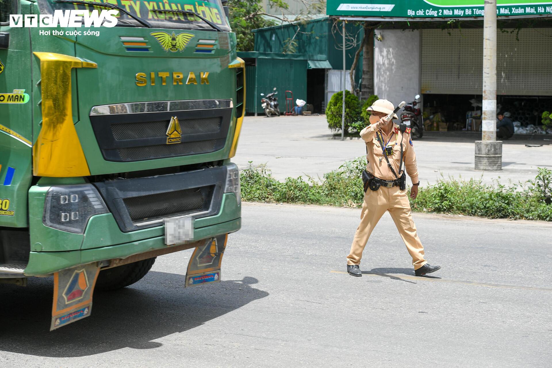 CSGT đội nắng gần 40°C xử lý xe quá tải trên đường Hồ Chí Minh - 4