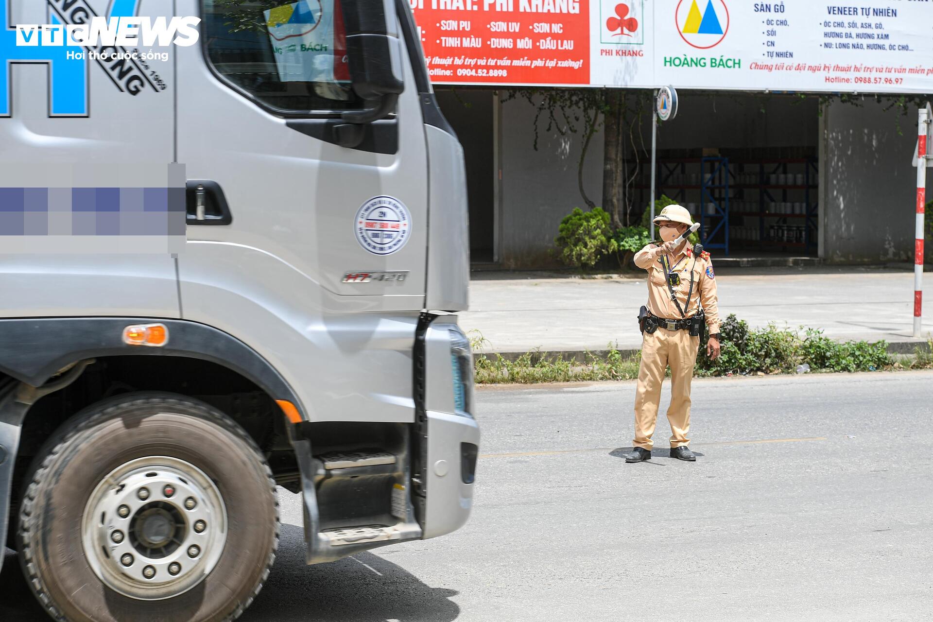 CSGT đội nắng gần 40°C xử lý xe quá tải trên đường Hồ Chí Minh - 7