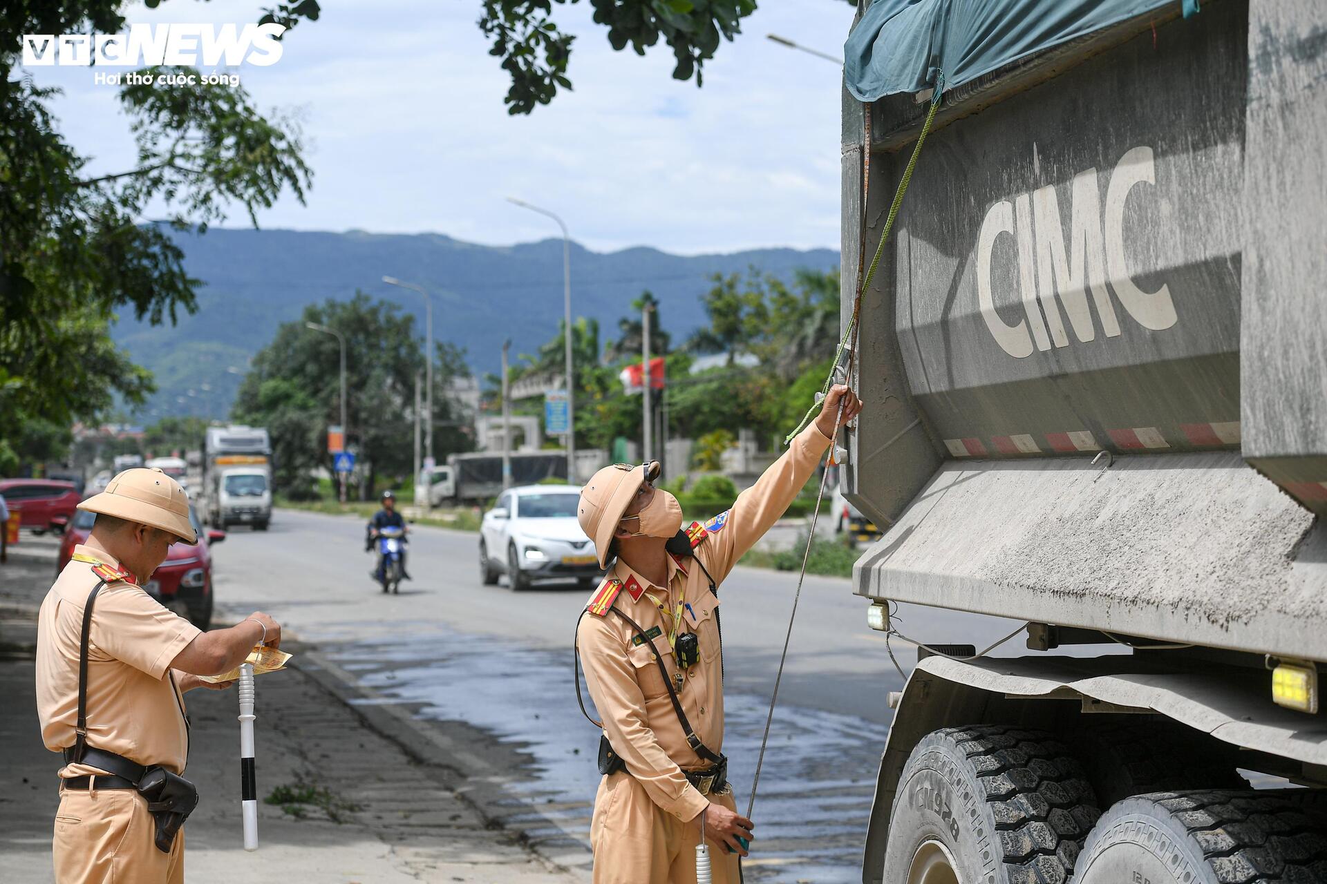 CSGT đội nắng gần 40°C xử lý xe quá tải trên đường Hồ Chí Minh - 12