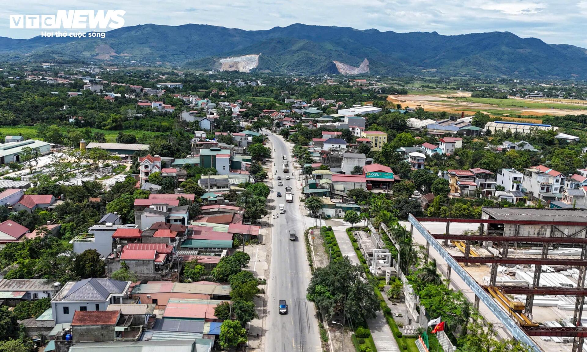 CSGT đội nắng gần 40°C xử lý xe quá tải trên đường Hồ Chí Minh - 14