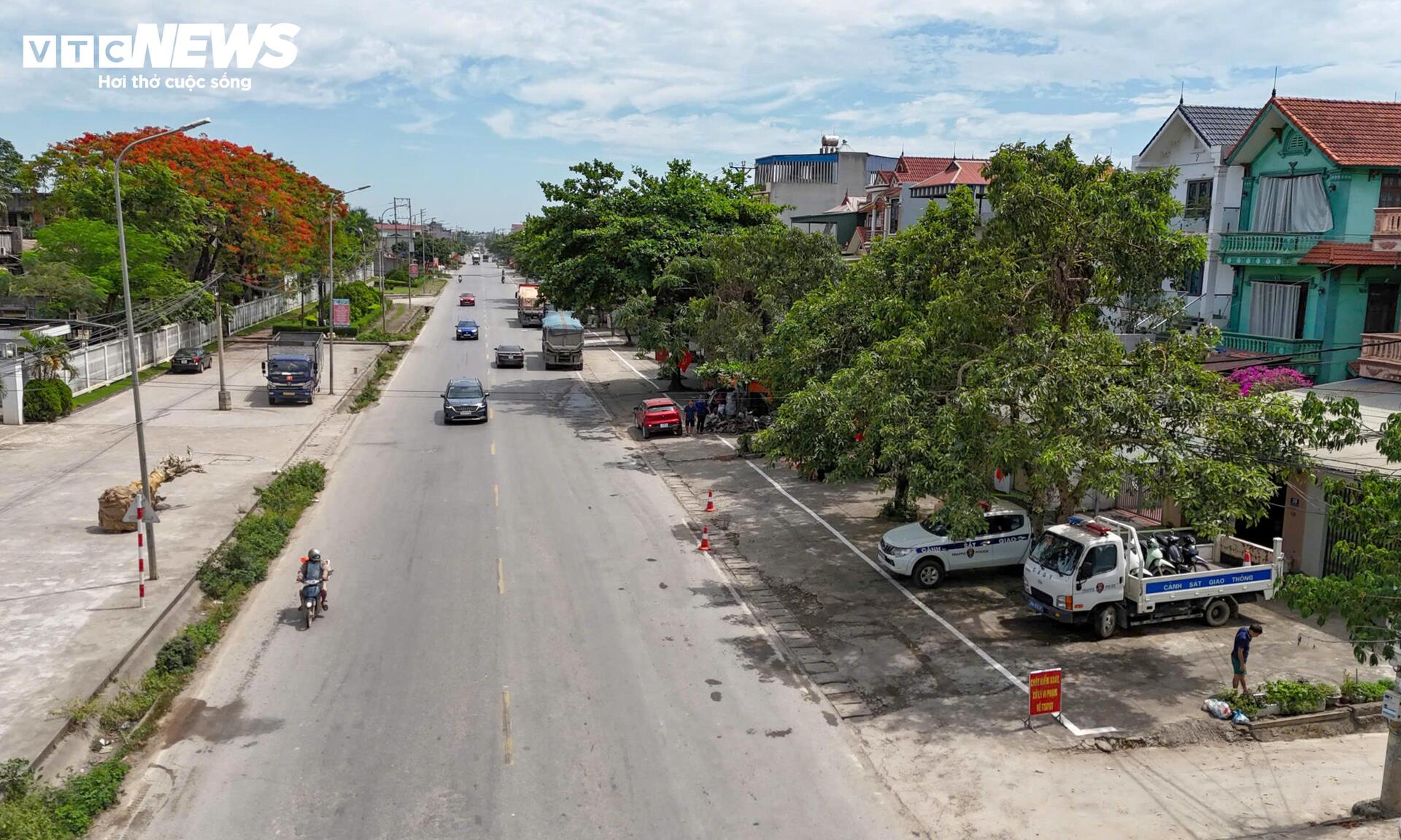 CSGT đội nắng gần 40°C xử lý xe quá tải trên đường Hồ Chí Minh - 1