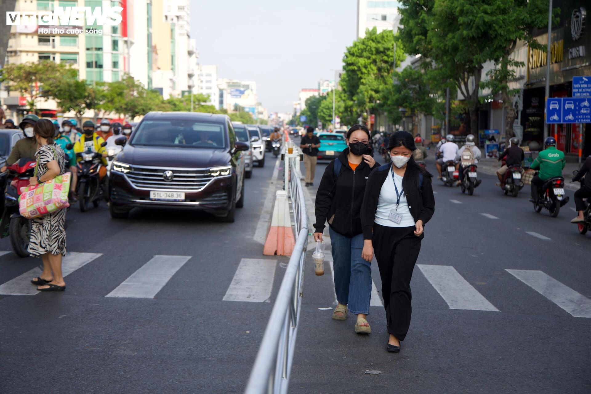 Đường kẹt xe bậc nhất TP.HCM thông thoáng trong ngày đầu tiên phân làn đảo chiều - 7