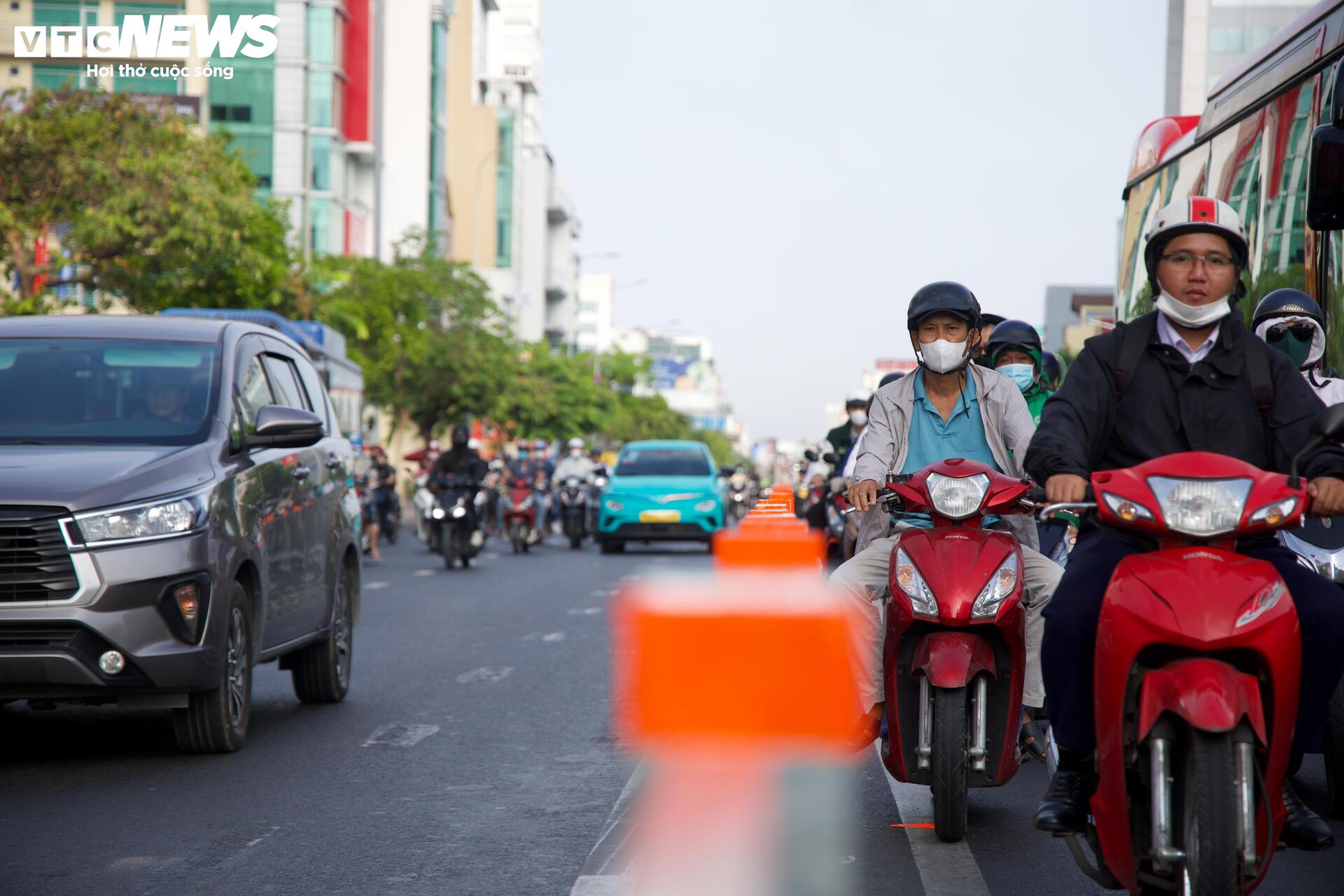 Đường kẹt xe bậc nhất TP.HCM thông thoáng trong ngày đầu tiên phân làn đảo chiều - 10