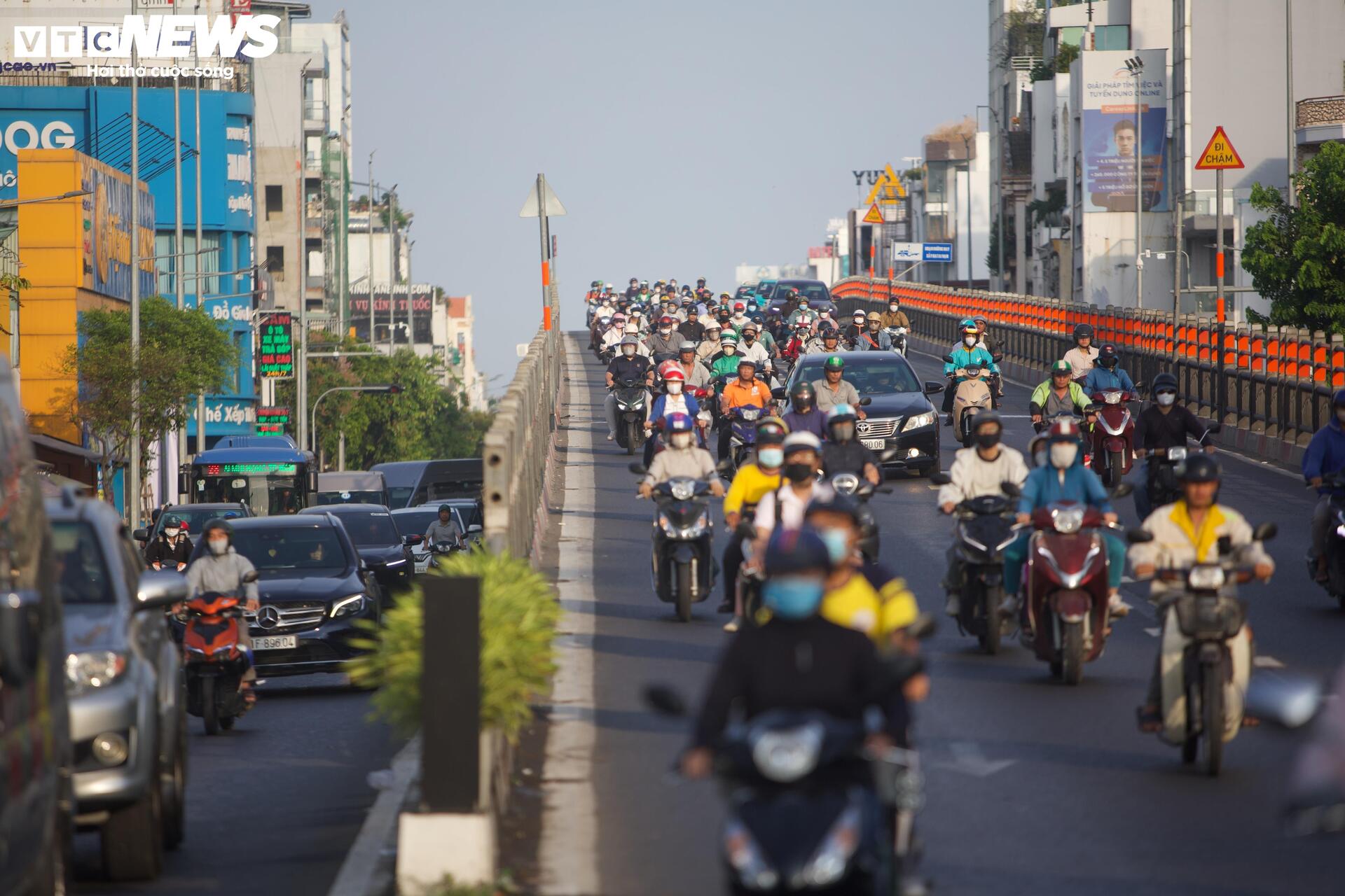 Đường kẹt xe bậc nhất TP.HCM thông thoáng trong ngày đầu tiên phân làn đảo chiều - 9