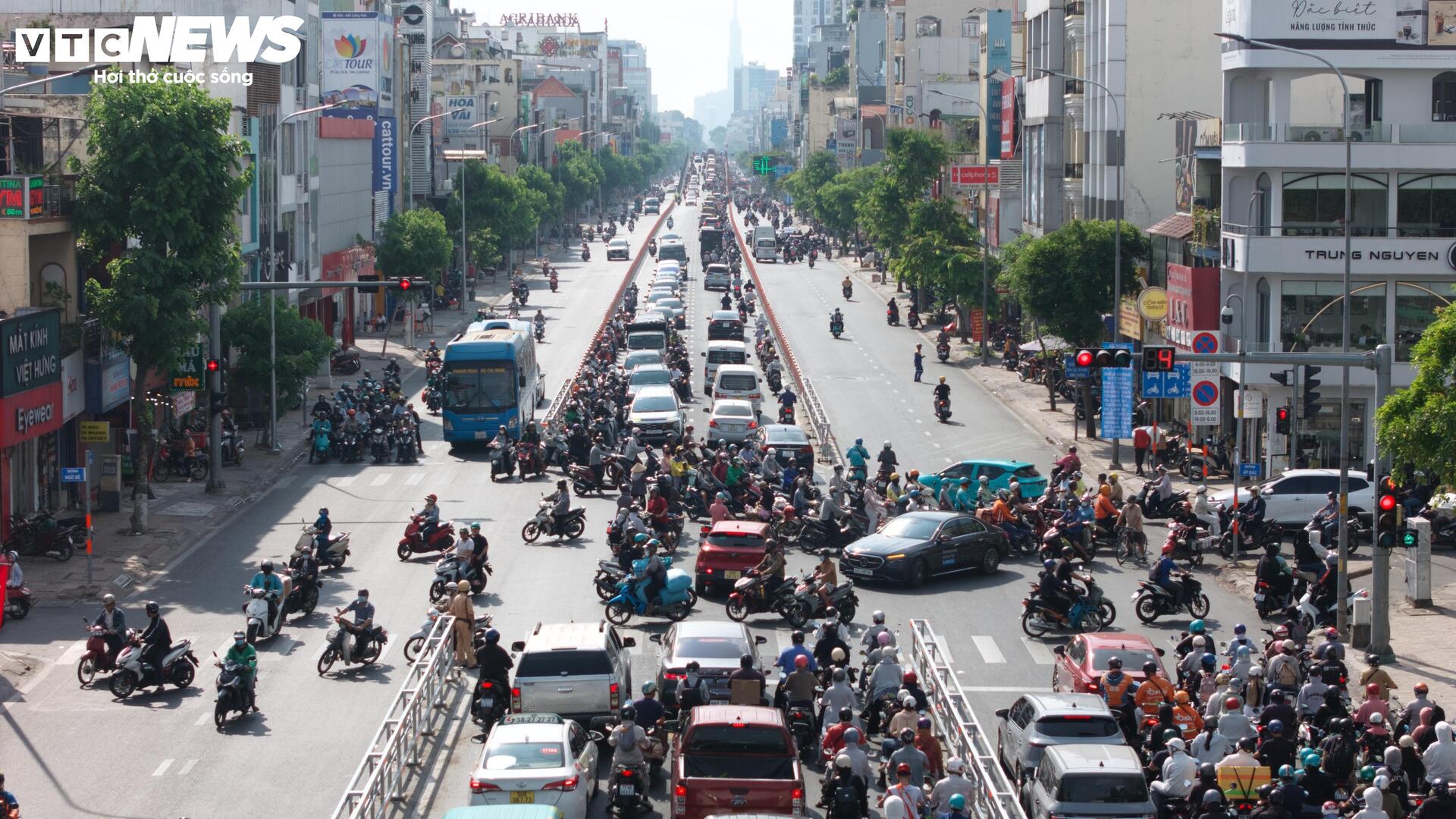 Đường kẹt xe bậc nhất TP.HCM thông thoáng trong ngày đầu tiên phân làn đảo chiều - 1