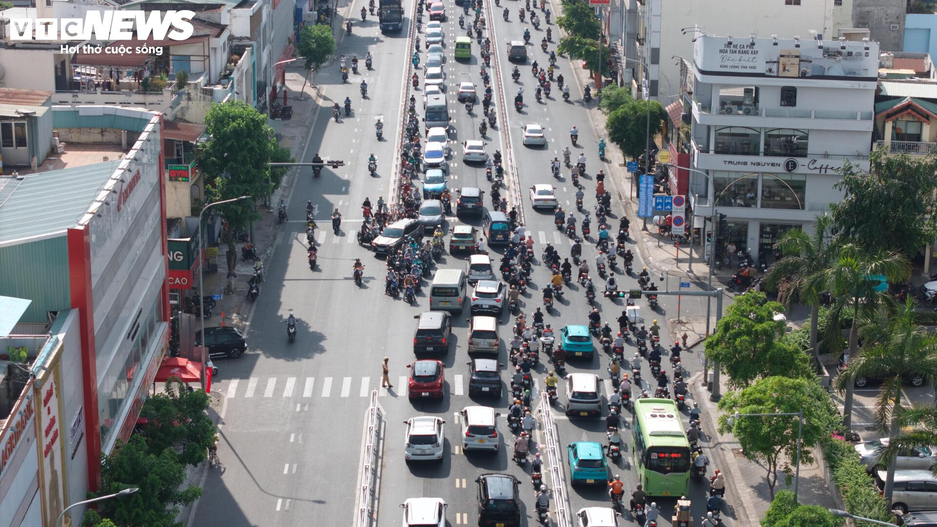 Đường kẹt xe bậc nhất TP.HCM thông thoáng trong ngày đầu tiên phân làn đảo chiều - 11